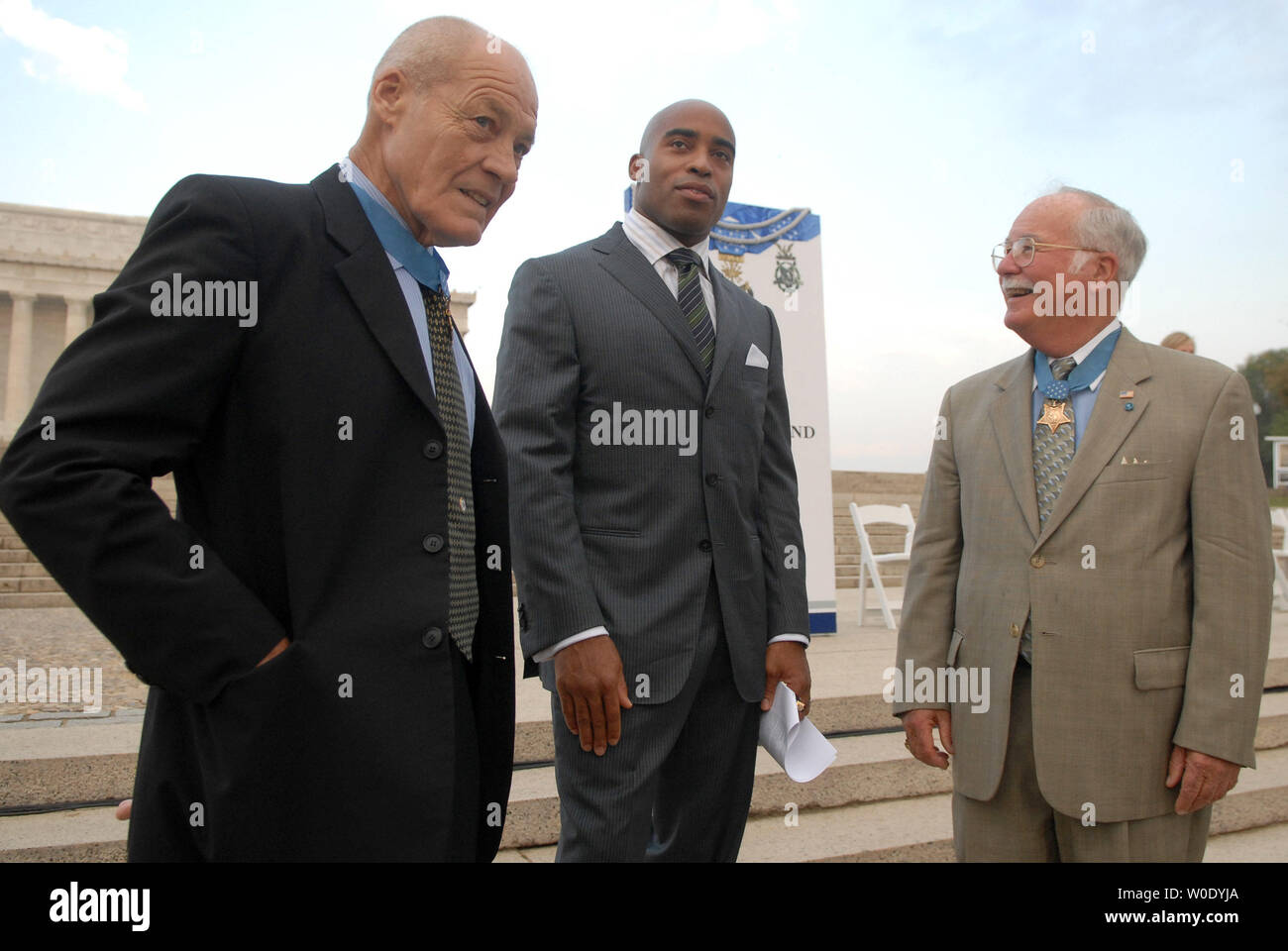 Ehemalige NFL Spieler und aktuelle Sport Sender Tiki Barber (C) Gespräche mit Kongreßehrenmedaille Empfänger Robert Howard (L) und Barney Barnum vor einer Pressekonferenz mit der Congressional Medal of Honor Society auf die Ankündigung ihrer' über und über Bürger Ehren' Award in Washington am 9. Oktober 2007 gefördert. Die "Über und über Bürger Ehren' werden, um Zivilisten in einer außerordentlichen Mut und Selbstlosigkeit auf die Hilfe der Anderen, die durch ihre Mitbürger gestimmt sind, vergeben werden. (UPI Foto/Kevin Dietsch) Stockfoto