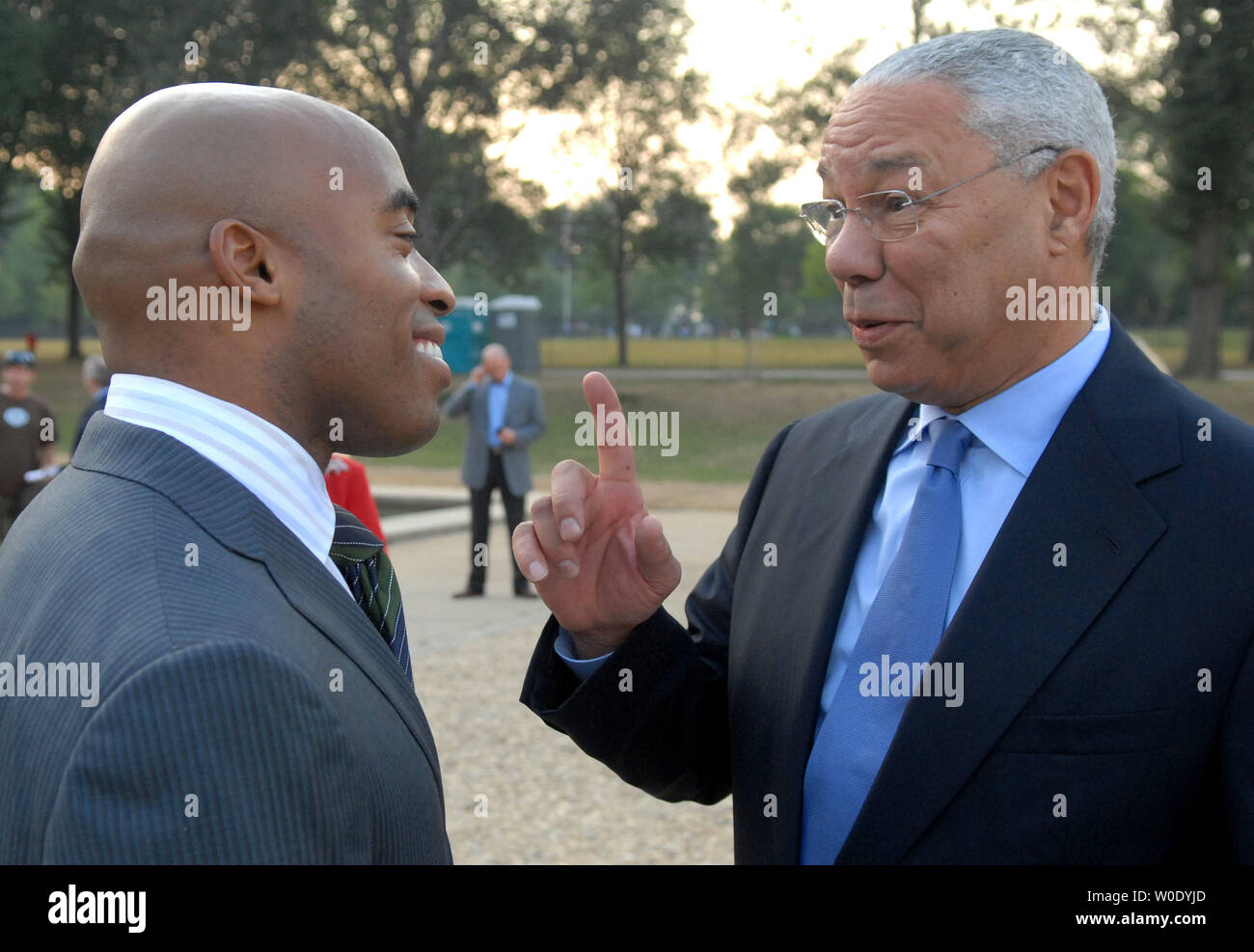 Ehemalige NFL Spieler und aktuelle Sport Sender Tiki Barber (L) und der ehemalige Außenminister Colin Powell sprechen vor einer Pressekonferenz mit der Congressional Medal of Honor Society auf die Ankündigung ihrer' über und über Bürger Ehren' Award in Washington am 9. Oktober 2007 gefördert. Die "Über und über Bürger Ehren' werden, um Zivilisten in einer außerordentlichen Mut und Selbstlosigkeit auf die Hilfe der Anderen, die durch ihre Mitbürger gestimmt sind, vergeben werden. (UPI Foto/Kevin Dietsch) Stockfoto