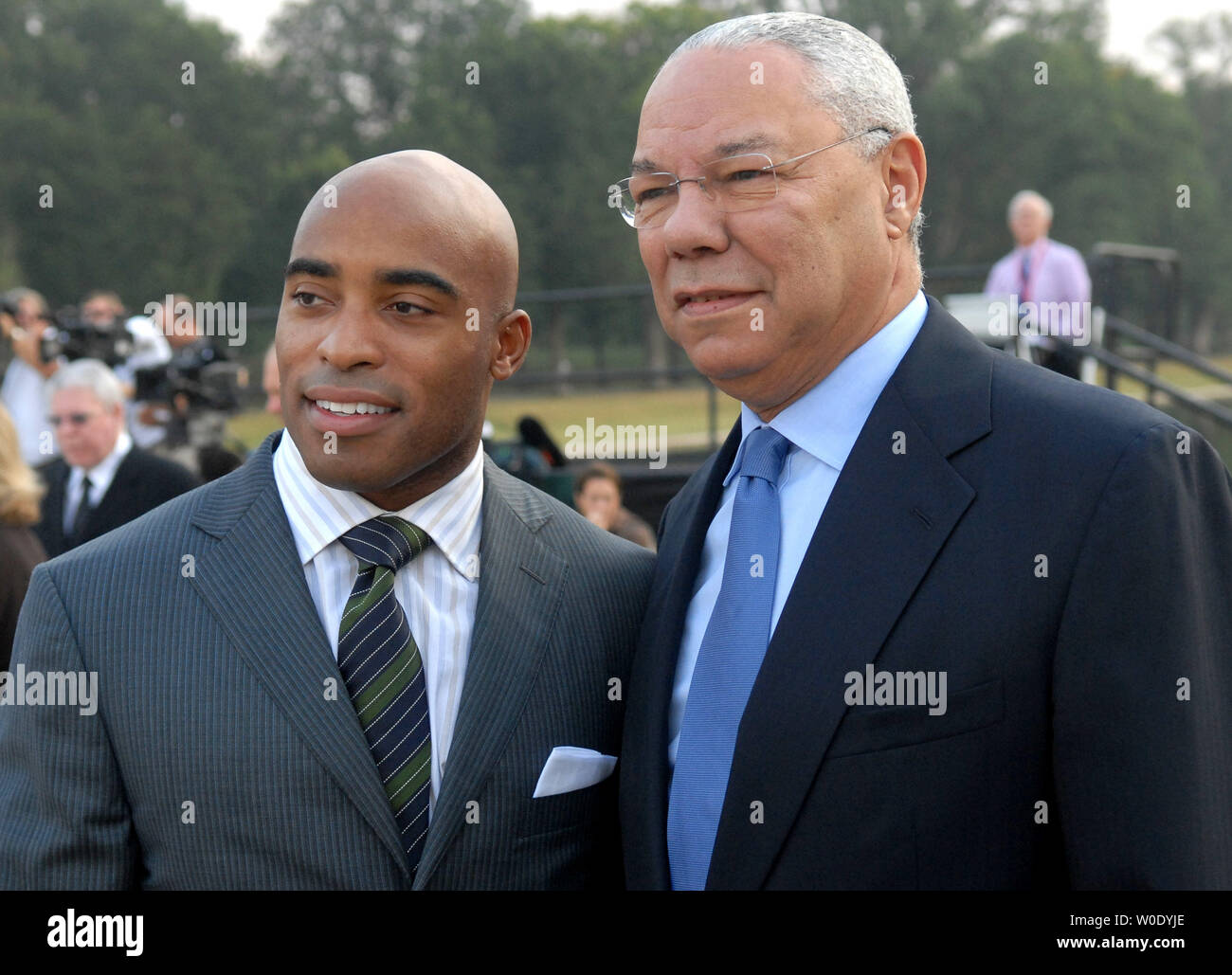 Ehemalige NFL Spieler und aktuelle Sport Sender Tiki Barber (L) und der ehemalige Außenminister Colin Powell eine Pressekonferenz mit der Congressional Medal of Honor Society gesponsert auf die Ankündigung ihrer' über und über Bürger Ehren' Award in Washington am 9. Oktober 2007 teil. Die "Über und über Bürger Ehren' werden, um Zivilisten in einer außerordentlichen Mut und Selbstlosigkeit in der Hilfe anderer zeigen, und wird sich auf die von ihren Mitbürgern abgestimmt werden vergeben werden. (UPI Foto/Kevin Dietsch) Stockfoto