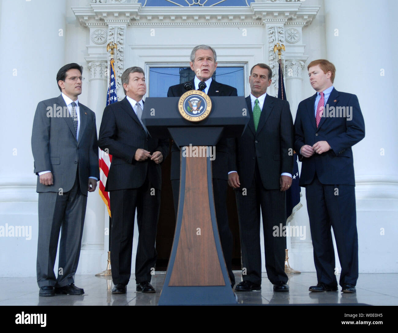 Us-Präsident George W. Bush liefert Erläuterungen nach einem Treffen mit dem Haus republikanischen Konferenz im Weißen Haus in Washington am 30. Oktober 2007. Bush, der beschuldigt Kongress der nicht immer ihre Arbeit getan, wurde durch verbunden (L-R) Rep. Eric Cantor (R-VA), Rep. Roy Blunt (R-MO), Haus-Minorität-Führer John Boehner (R-OH) und Rep. Adam Putnam (R-FL). (UPI Foto/Kevin Dietsch) Stockfoto