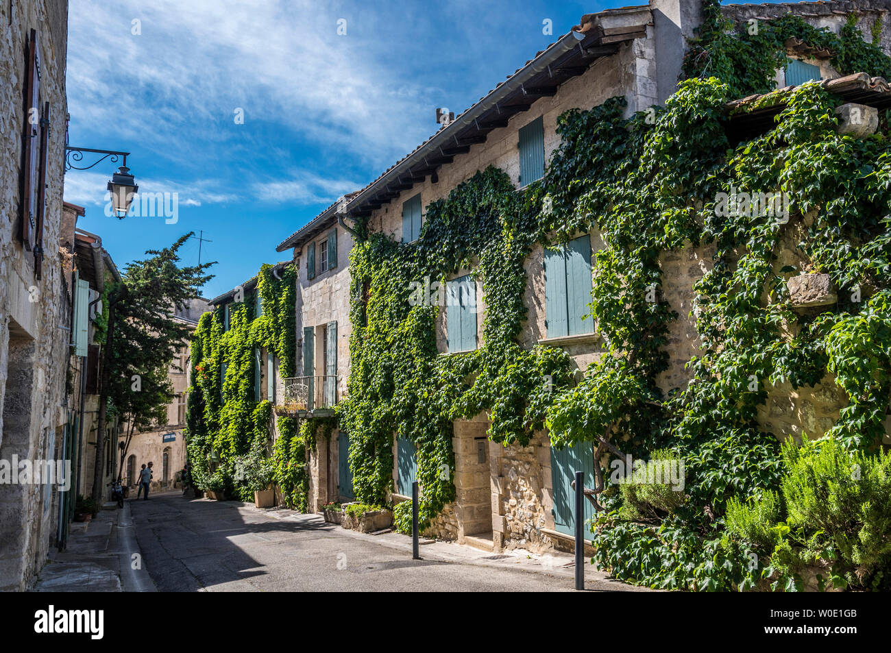 Frankreich, Gard, Straße mit typischen Häuser von Villeneuve-lez-Avignon Stockfoto