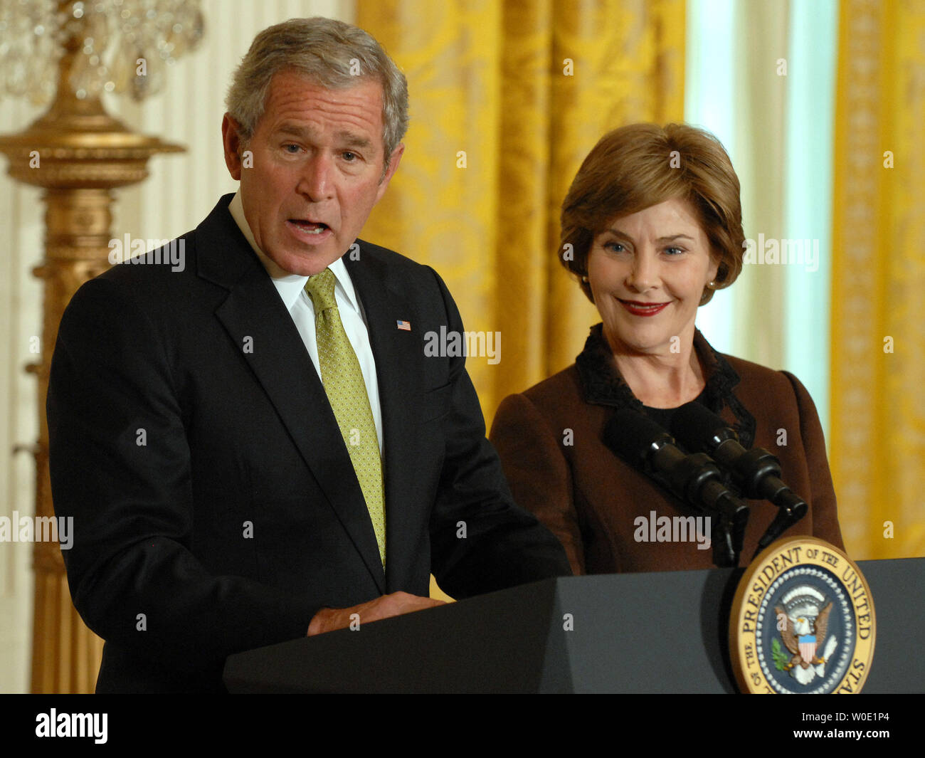 Us-Präsident George W. Bush und First Lady Laura Bush Bemerkungen machen zu Ehren des nationalen Annahme Tag im East Room des Weißen Hauses am 16. November 2007. (UPI Foto/Roger L. Wollenberg) Stockfoto