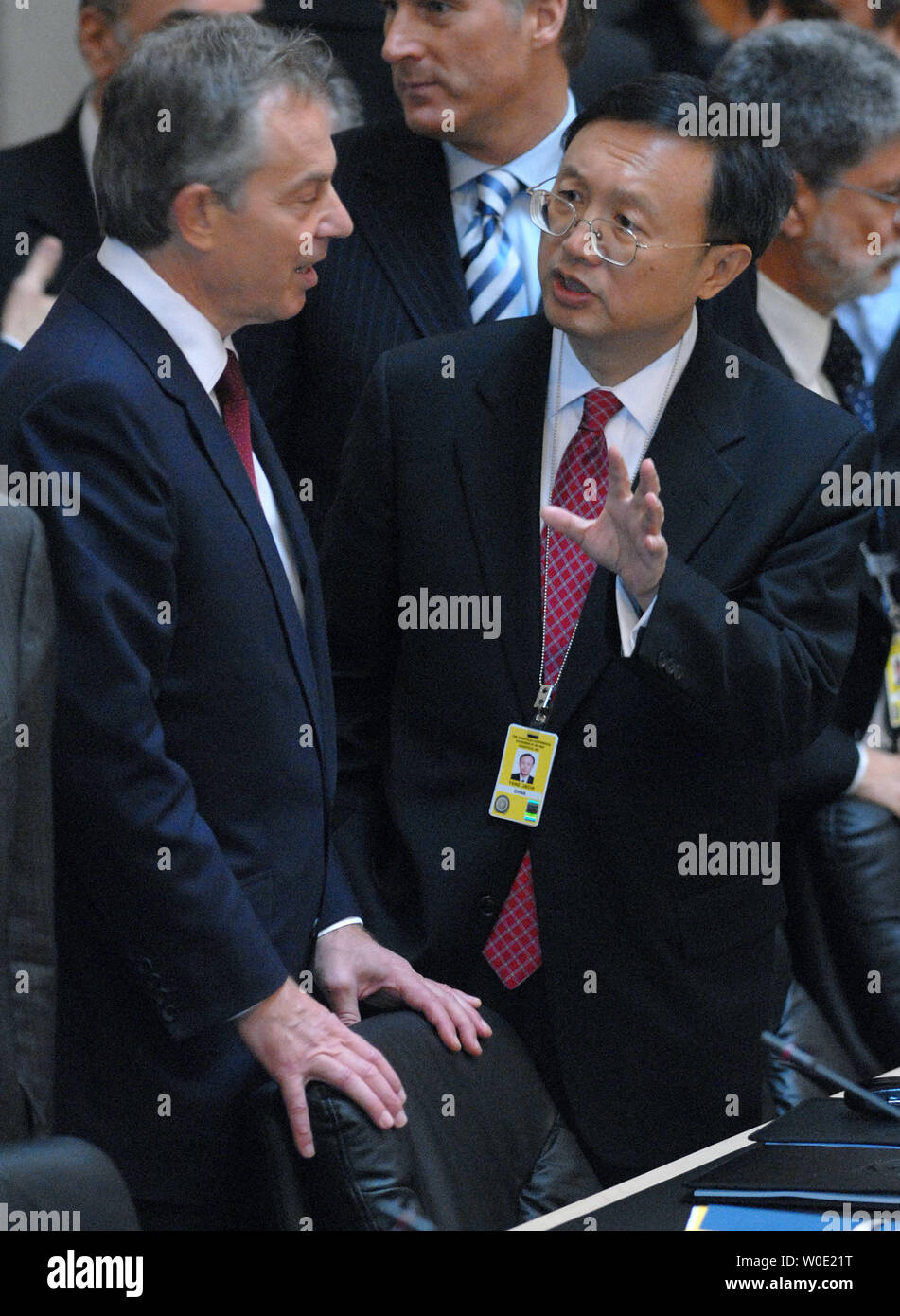 Middle East Envoy Tony Blair (L) spricht mit chinesischen Außenminister Yang Jiechi vor Beginn der Friedenskonferenz in Annapolis Memorial Hall an der United States Naval Academy in Annapolis, Maryland, am 27. November 2007. Die Sitzungen sind auf die Lösung des israelisch-palästinensischen Konflikts mit den etwaigen Schaffung eines palästinensischen Staates. (UPI Foto/Kevin Dietsch) Stockfoto