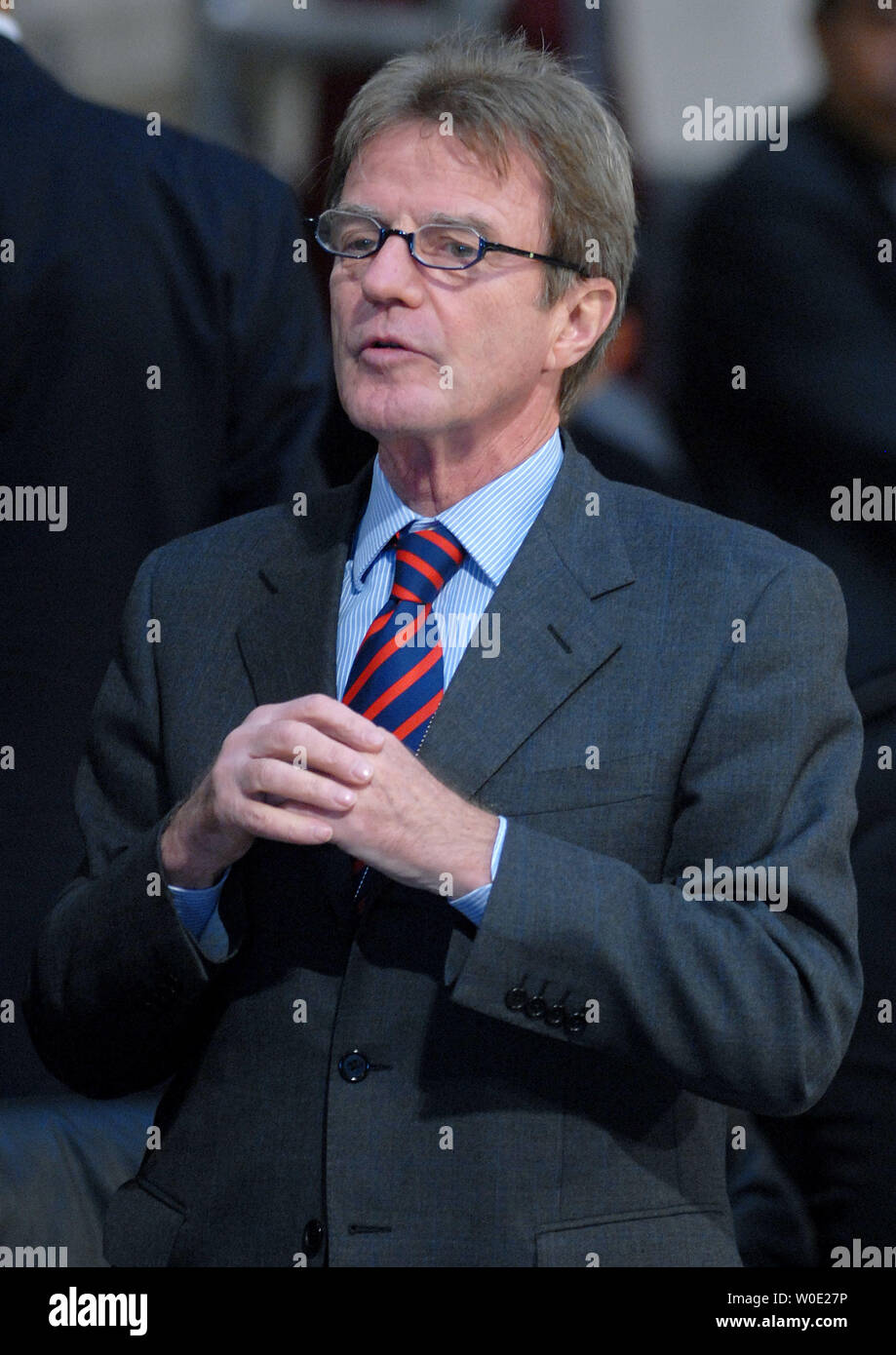 Minister für Auswärtige und Europäische Angelegenheiten, Bernard Kouchner wartet auf den Beginn der Friedenskonferenz in Annapolis Memorial Hall an der United States Naval Academy in Annapolis, Maryland, am 27. November 2007. Die Sitzungen sind auf die Lösung des israelisch-palästinensischen Konflikts mit den etwaigen Schaffung eines palästinensischen Staates. (UPI Foto/Kevin Dietsch) Stockfoto