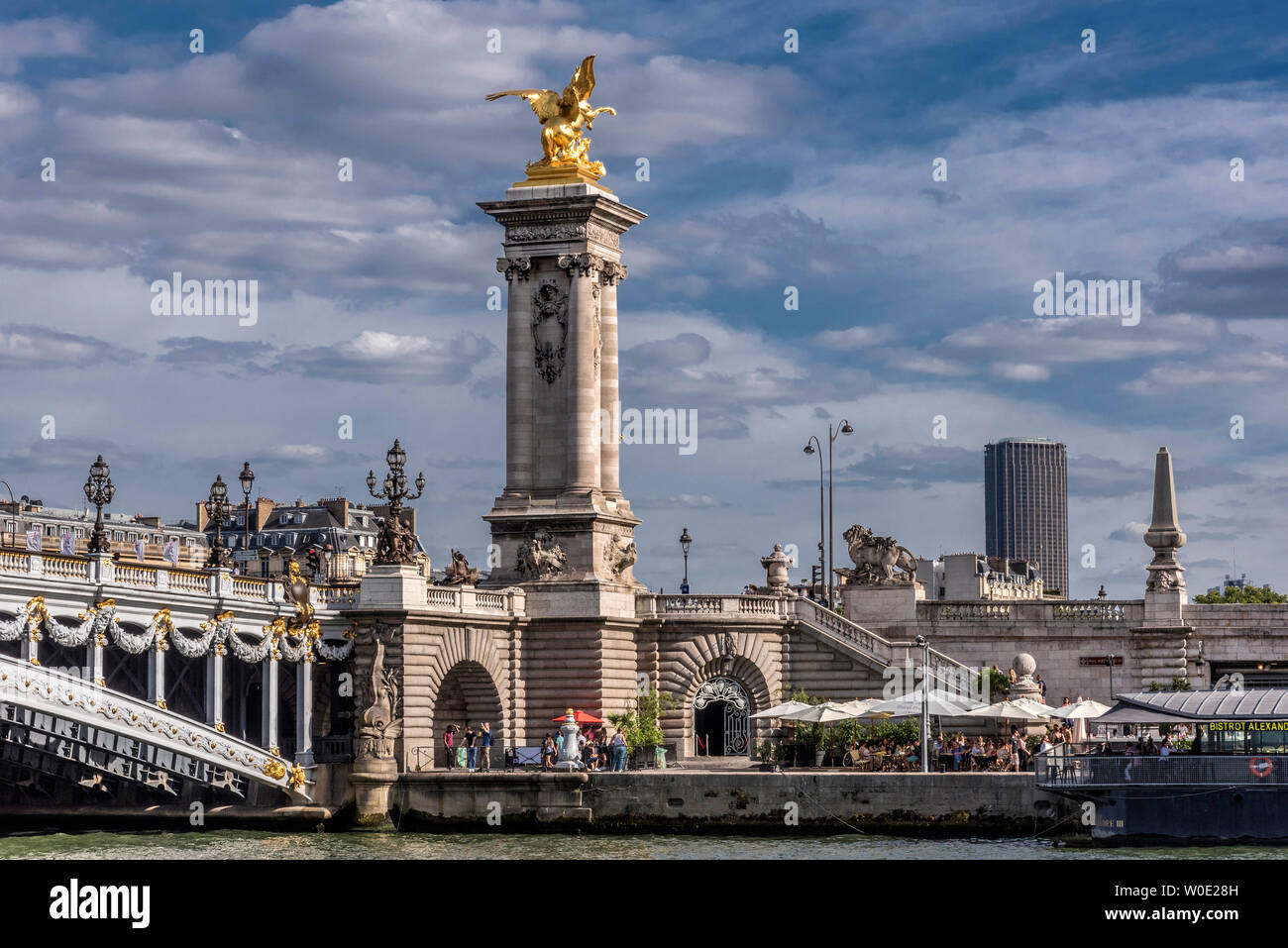 Frankreich, 7. Arrondissement von Paris, Pont Alexandre III und barge der Bistrot Alexandre III an den Ufern der Seine Promenade Stockfoto