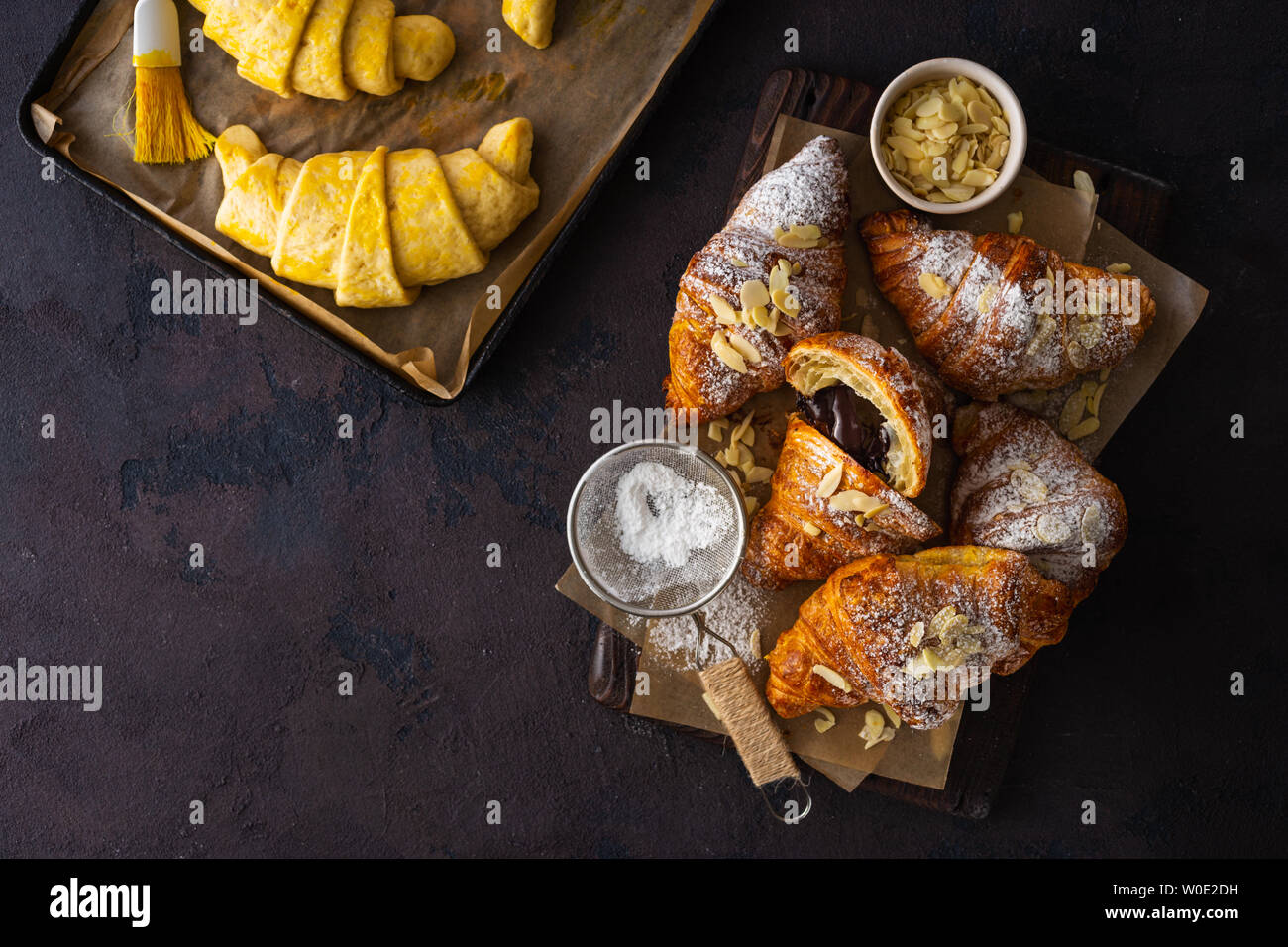 Frühstück Croissant mit mandelflocken und Puderzucker Draufsicht Stockfoto