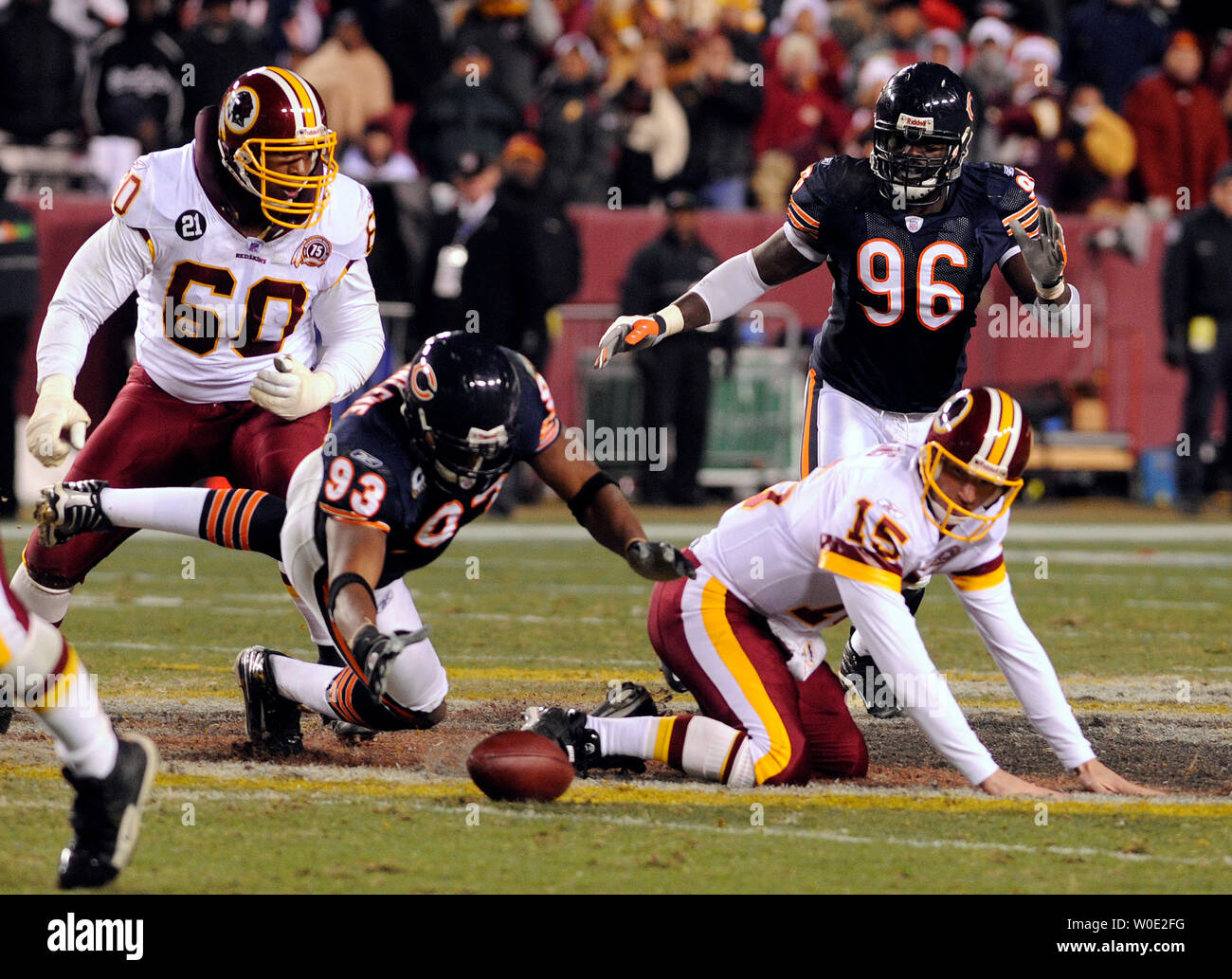 Chicago Bears defensive Ende Adewale Ogunleye (93) springt auf der Kugel fummelte die Washington Redskins quarterback Todd Collins (15) Da die Redskins beleidigender Gerät Chris Samuels und Bären defensive Ende Alex Brown Blick auf im zweiten Quartal bei FedEx Field in Landover, Maryland, am 6. Dezember 2007. (UPI Foto/Roger L. Wollenberg) Stockfoto
