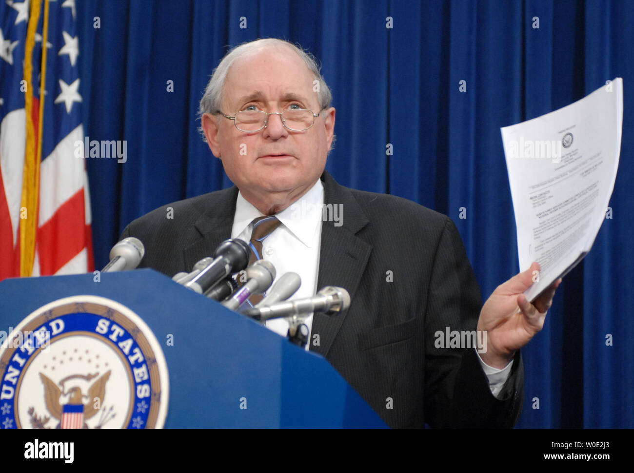 Vorsitzender des Senate Armed Services Committee Carl Levin (D-MI) spricht auf einer Pressekonferenz als hält er eine Kopie des National Defense Authorization Act, der die Mittel der Abteilung für Verteidigung und nationale Sicherheit, in Washington am 7. Dezember 2007. (UPI Foto/Alexis C Glenn) Stockfoto