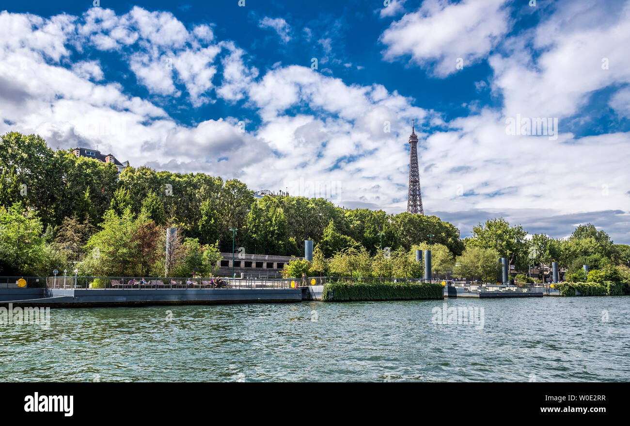 Frankreich, 7. Arrondissement der Paare, Eiffelturm und Archipel des Berges de Seine-Niki de Saint-Phalle Gärten Stockfoto