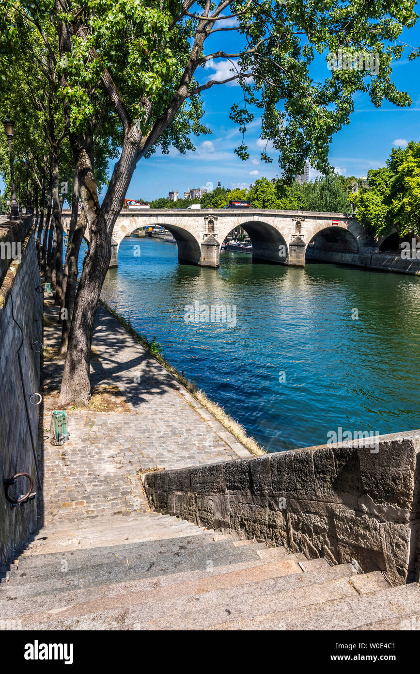 Frankreich, 4. Arrondissement von Paris, Ile Saint-Louis, der Seine und der Pont Marie (17. Jahrhundert) vom Quai d'Anjou gesehen Stockfoto