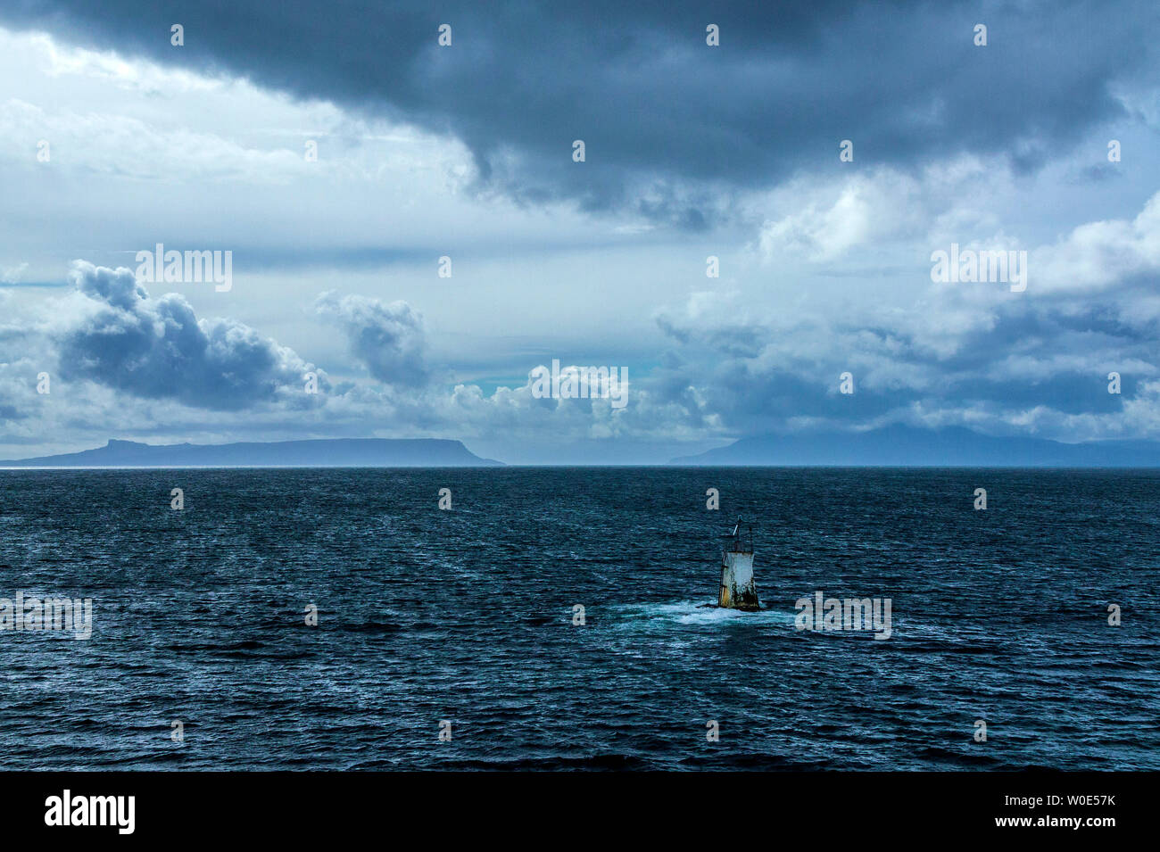 Europa, Großbritannien, Schottland, Hebriden, Meer mark Boje auf der Fährstrecke zwischen Mallaig und Ardvasar (Isle of Skye) Stockfoto