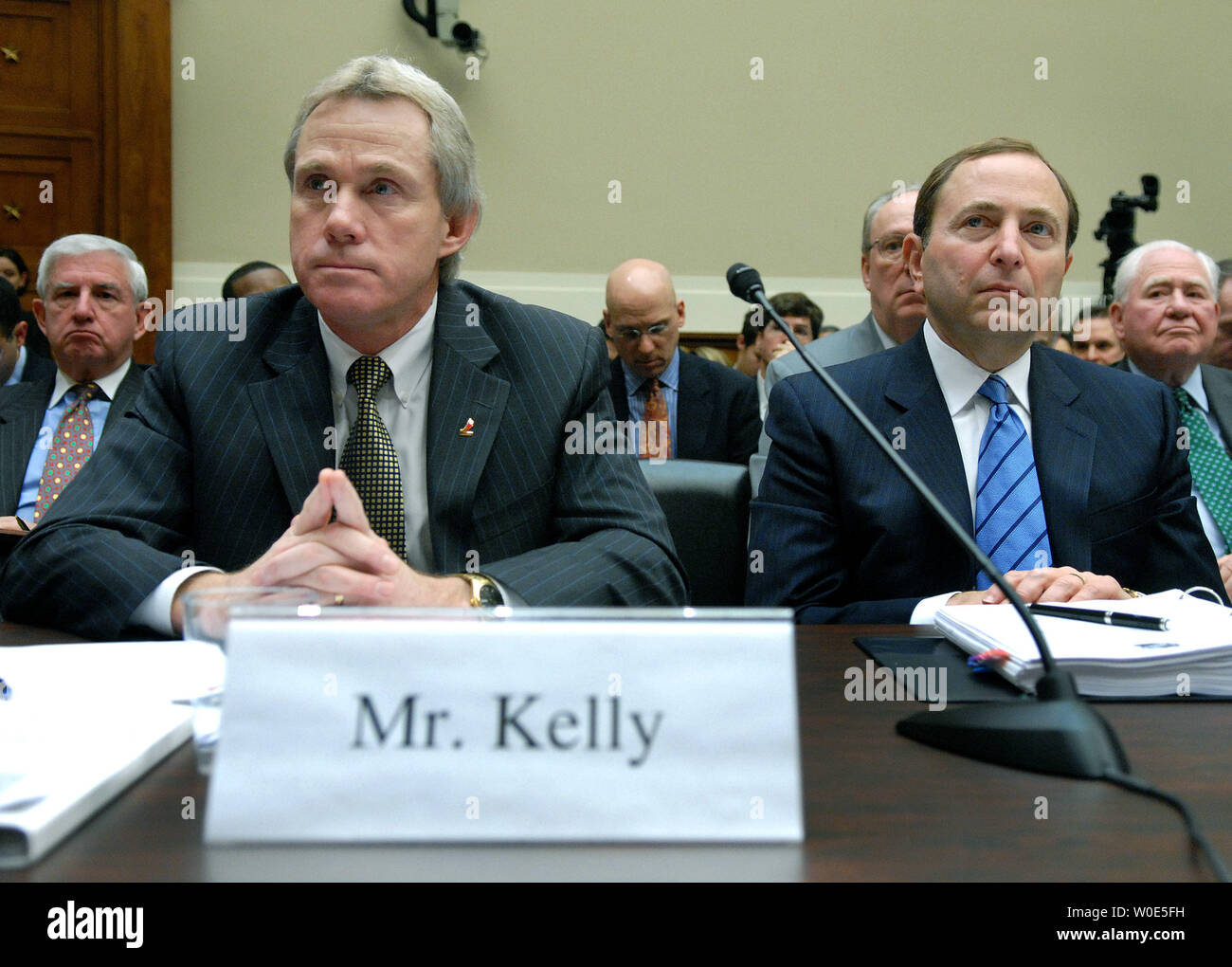 National Hockey League Players Association Executive Director Paul Kelly (L) und NHL Beauftragter Gary Bettman testifiey vor einem Haus Energie und Handel Ausschuss Anhörung über Drogen im Sport in Washington am 27. Februar 2008. Der Ausschuß hörte Zeugnis aus verschiedenen professionellen sportlichen Ligen auf die Nutzung der Leistung erhöhende Drogen. (UPI Foto/Kevin Dietsch) Stockfoto