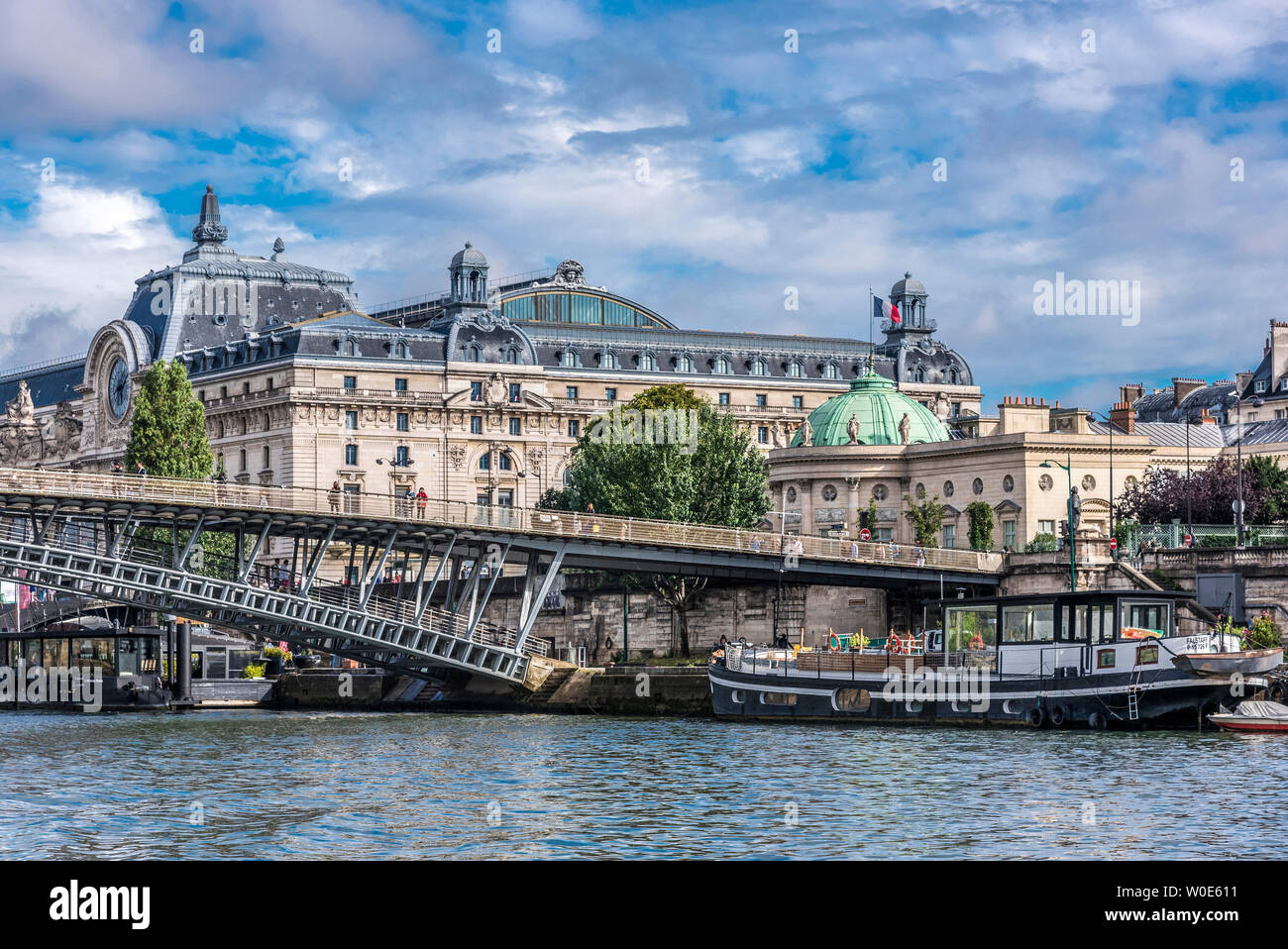 Frankreich, 7. Arrondissement von Paris, Passerelle Léopold Sédar Senghor über den Fluss Seine, Musée d'Orsay, Musée de la Légion d'Honneur Stockfoto