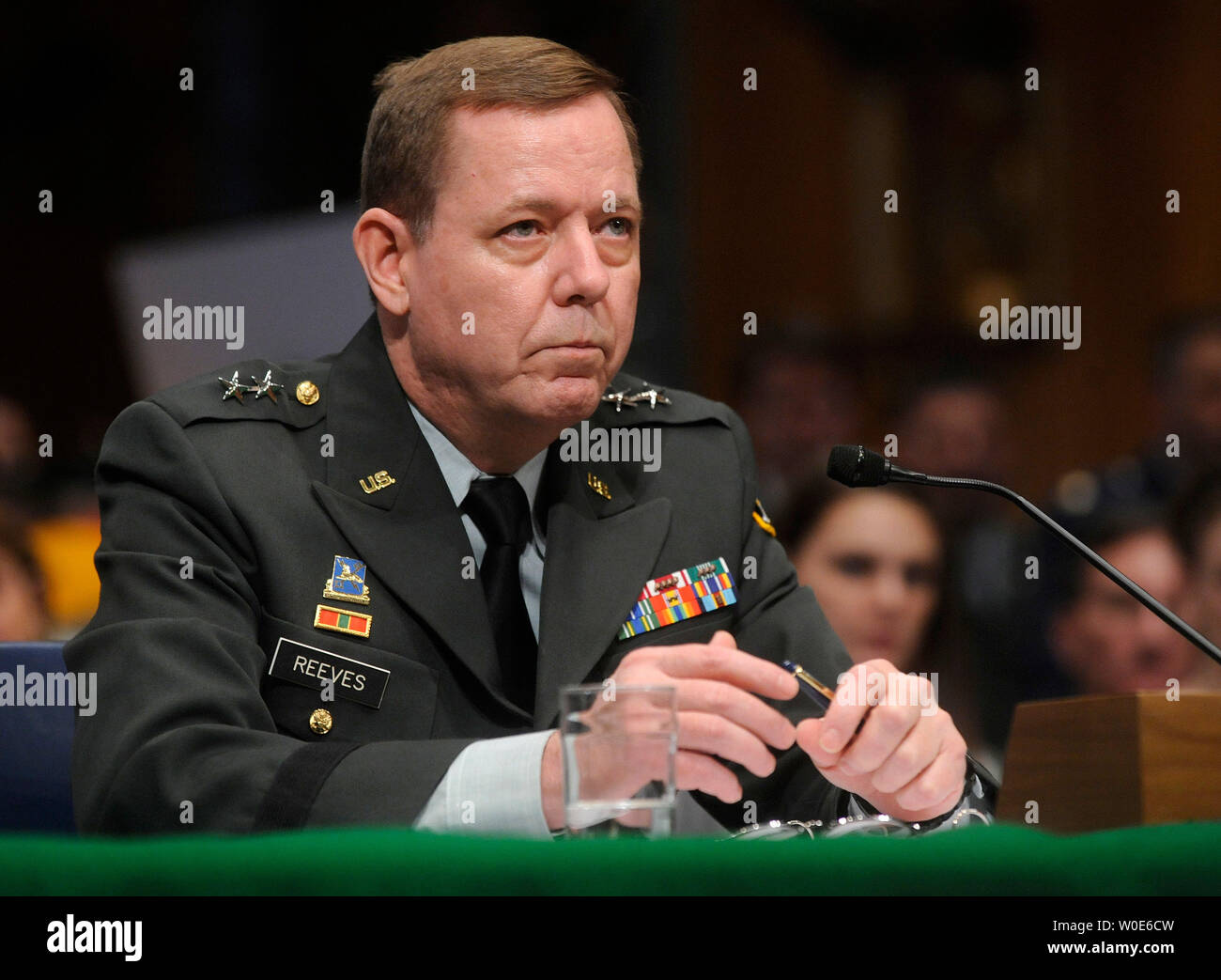 Armee Brig. Gen. Stephen Reeves, gemeinsames Programm Executive Officer für chemische und biologische Verteidigung im Verteidigungsministerium, bezeugt vor einem Senat Armed Services Committee Hearing über entstehende Bedrohungen und Fähigkeiten Unterausschuss Anhörung über Technologien der Massenvernichtungswaffen in Washington am 12. März 2008 zu bekämpfen. (UPI Foto/Kevin Dietsch) Stockfoto