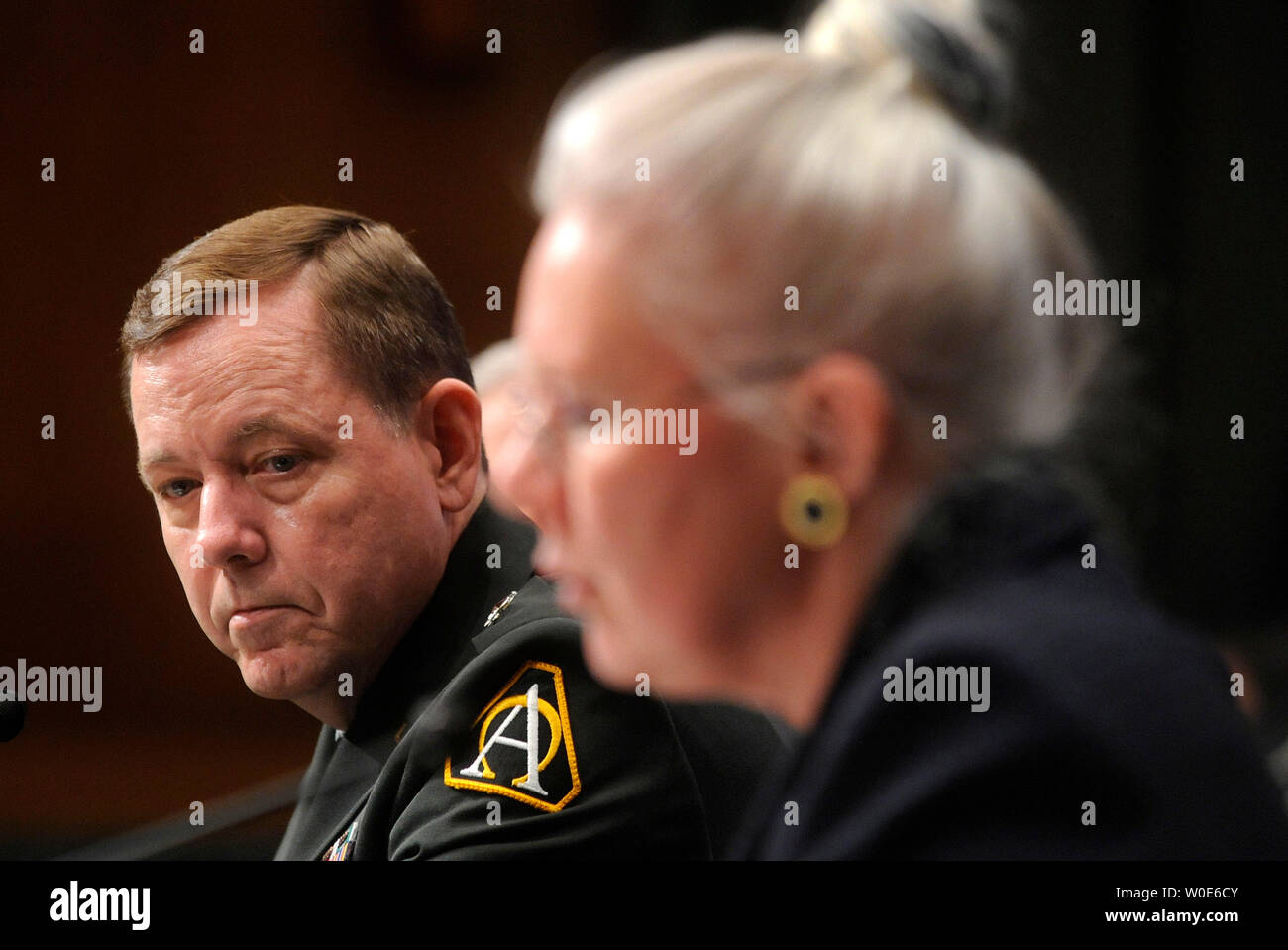 Armee Brig. Gen. Stephen Reeves (L), das gemeinsame Programm Executive Officer für chemische und biologische Verteidigung im Verteidigungsministerium, Uhren auf wie Jan Cerveny, Assistant Deputy Administrator für Nichtverbreitung Forschung und Engineering an der National Nuclear Security Administration, bezeugt vor einem Senat Armed Services Committee Hearing über entstehende Bedrohungen und Fähigkeiten Unterausschuss Anhörung über Technologien der Massenvernichtungswaffen in Washington am 12. März 2008 zu bekämpfen. (UPI Foto/Kevin Dietsch) Stockfoto