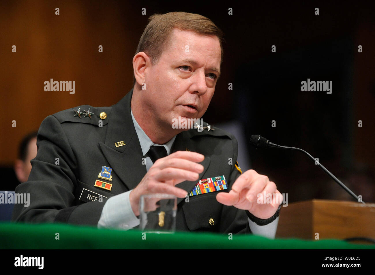 Armee Brig. Gen. Stephen Reeves, gemeinsames Programm Executive Officer für chemische und biologische Verteidigung im Verteidigungsministerium, bezeugt vor einem Senat Armed Services Committee Hearing über entstehende Bedrohungen und Fähigkeiten Unterausschuss Anhörung über Technologien der Massenvernichtungswaffen in Washington am 12. März 2008 zu bekämpfen. (UPI Foto/Kevin Dietsch) Stockfoto