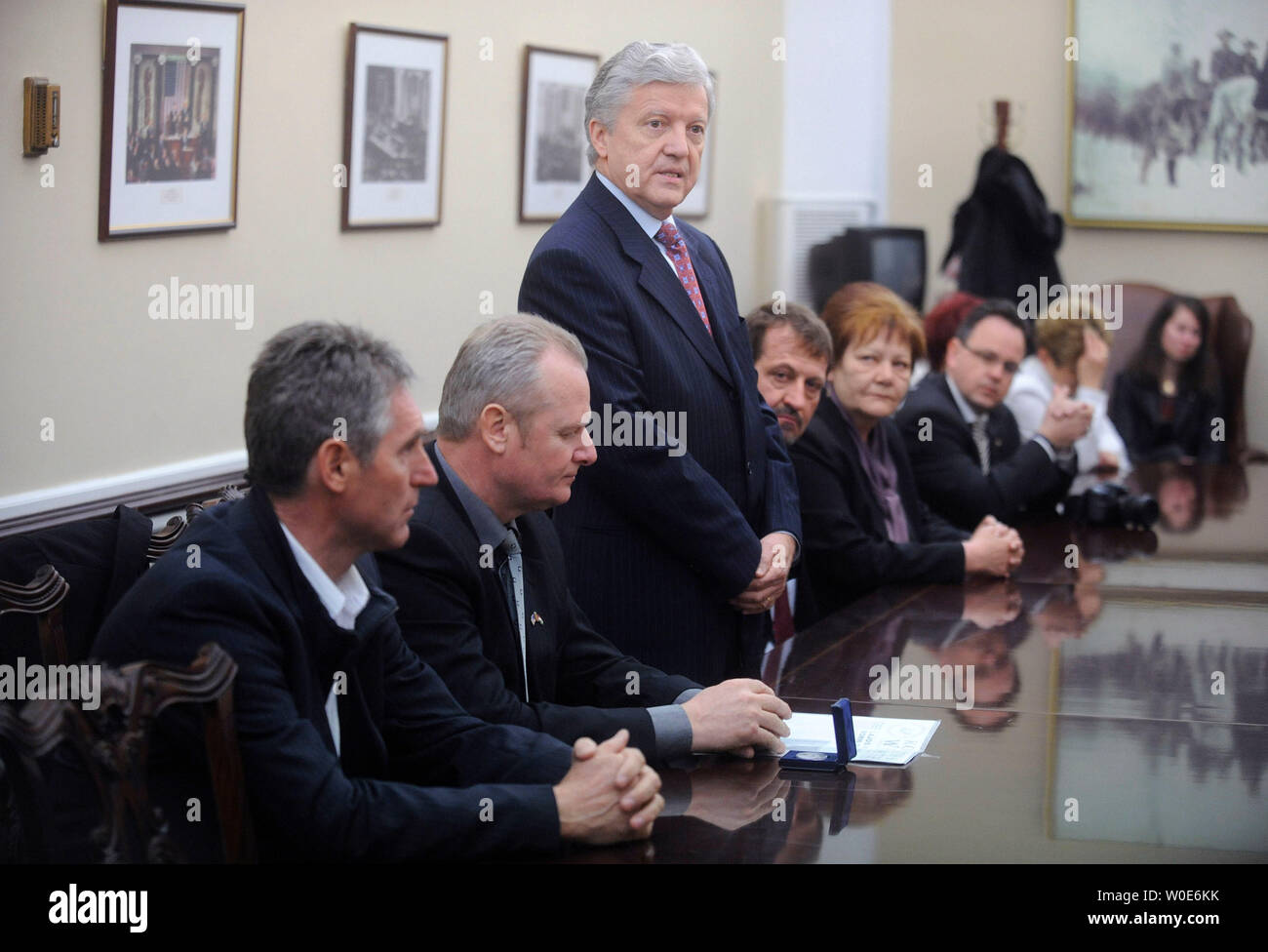 Ungarischer Botschafter in den USA Andras Simonyi liefert Erläuterungen vor einem Mit einer Kranzniederlegung an der Büste von Lajos Kossuth, der Vater der ungarischen Demokratie, auf das Kapitol in Washington am 18. März 2008. (UPI Foto/Kevin Dietsch) Stockfoto