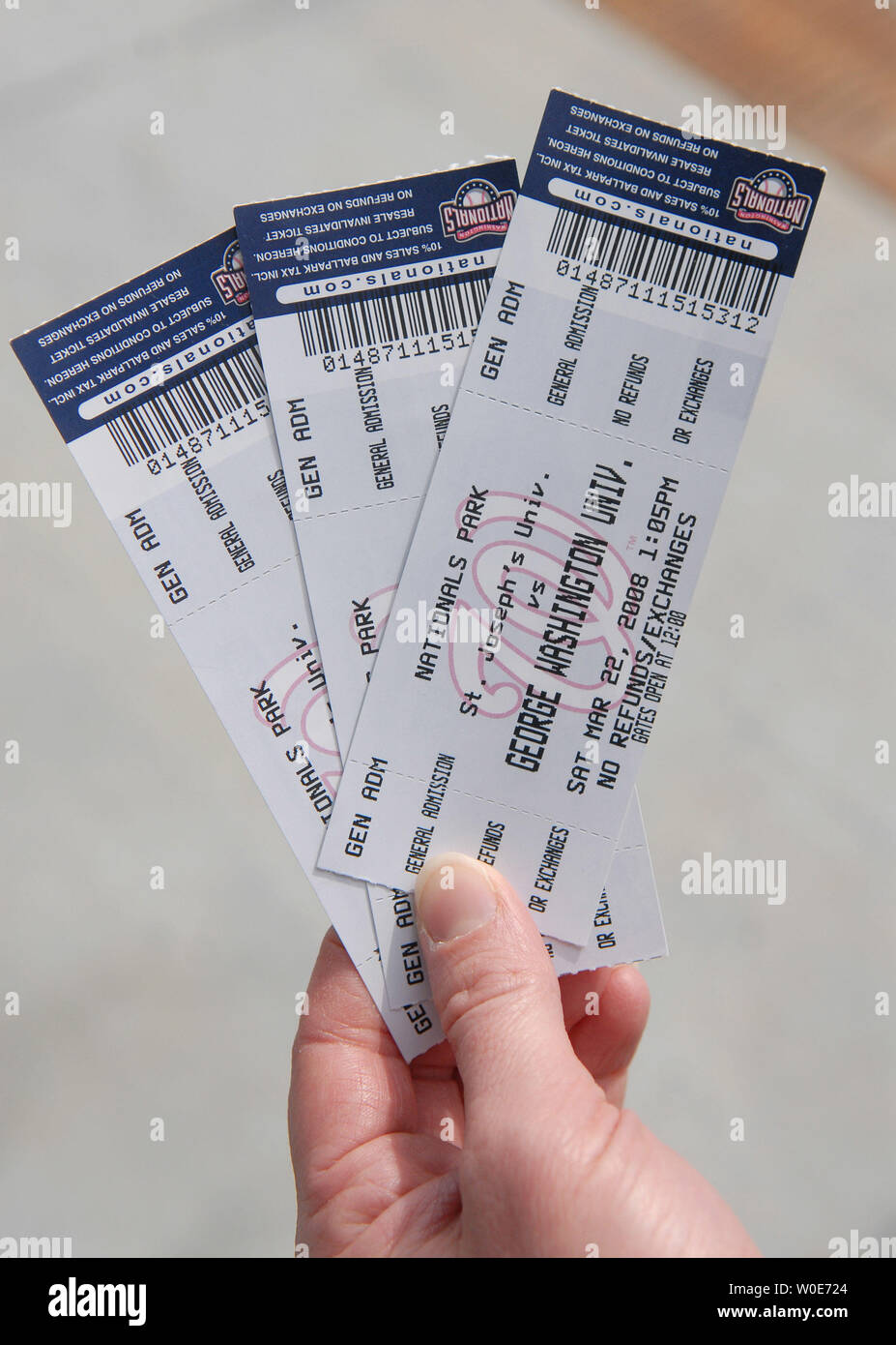 Ein Zuschauer zeigt Ihre Tickets an der George Washington Universität und Saint Joseph's University Baseball Spiel am neuen Nationals Park in Washington in Washington am 22. März 2008 gespielt. Die Angehörigen öffnen ihre Jahreszeit an den Angehörigen Park am 30. März gegen die Atlanta Braves. (UPI Foto/Kevin Dietsch) Stockfoto