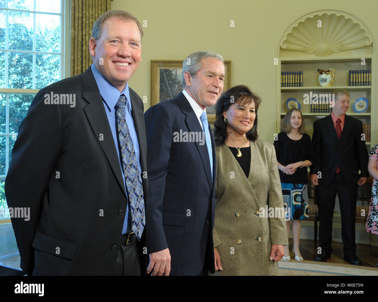 Us-Präsident George W. Bush (C) trifft sich mit den 2008 Bassmaster Classic Meister Alton Jones von Waco, Texas und die 2008 Frauen Bassmaster Tour Champion Judy Wong von Vielen, Louisiana im Oval Office des Weißen Hauses in Washington am 25. März 2008. (UPI Foto/Roger L. Wollenberg) Stockfoto