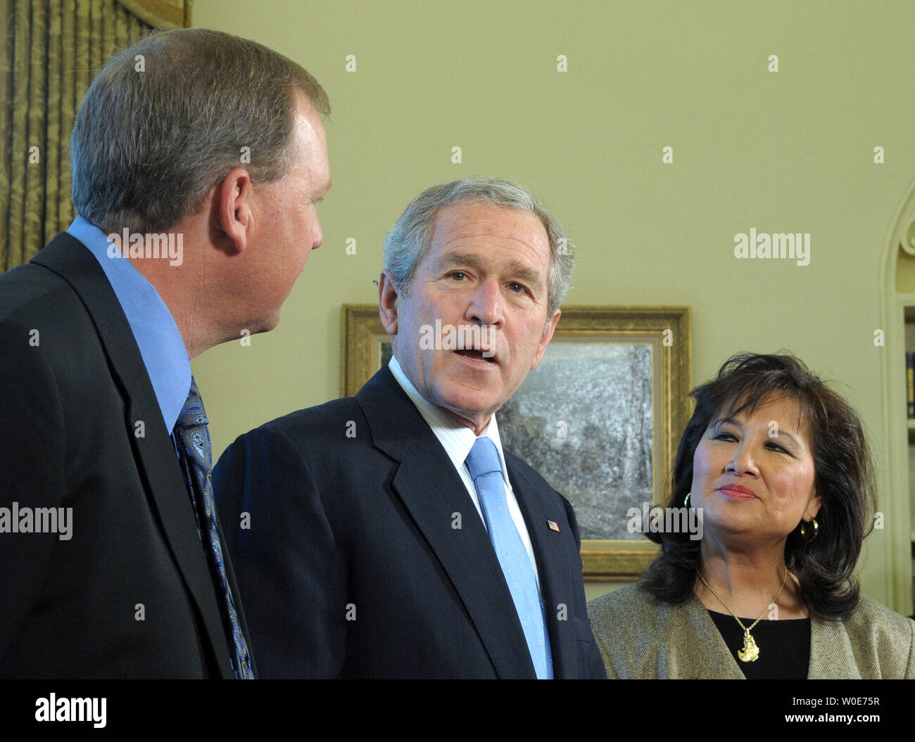 Us-Präsident George W. Bush (C) trifft sich mit den 2008 Bassmaster Classic Meister Alton Jones von Waco, Texas und die 2008 Frauen Bassmaster Tour Champion Judy Wong von Vielen, Louisiana im Oval Office des Weißen Hauses in Washington am 25. März 2008. (UPI Foto/Roger L. Wollenberg) Stockfoto