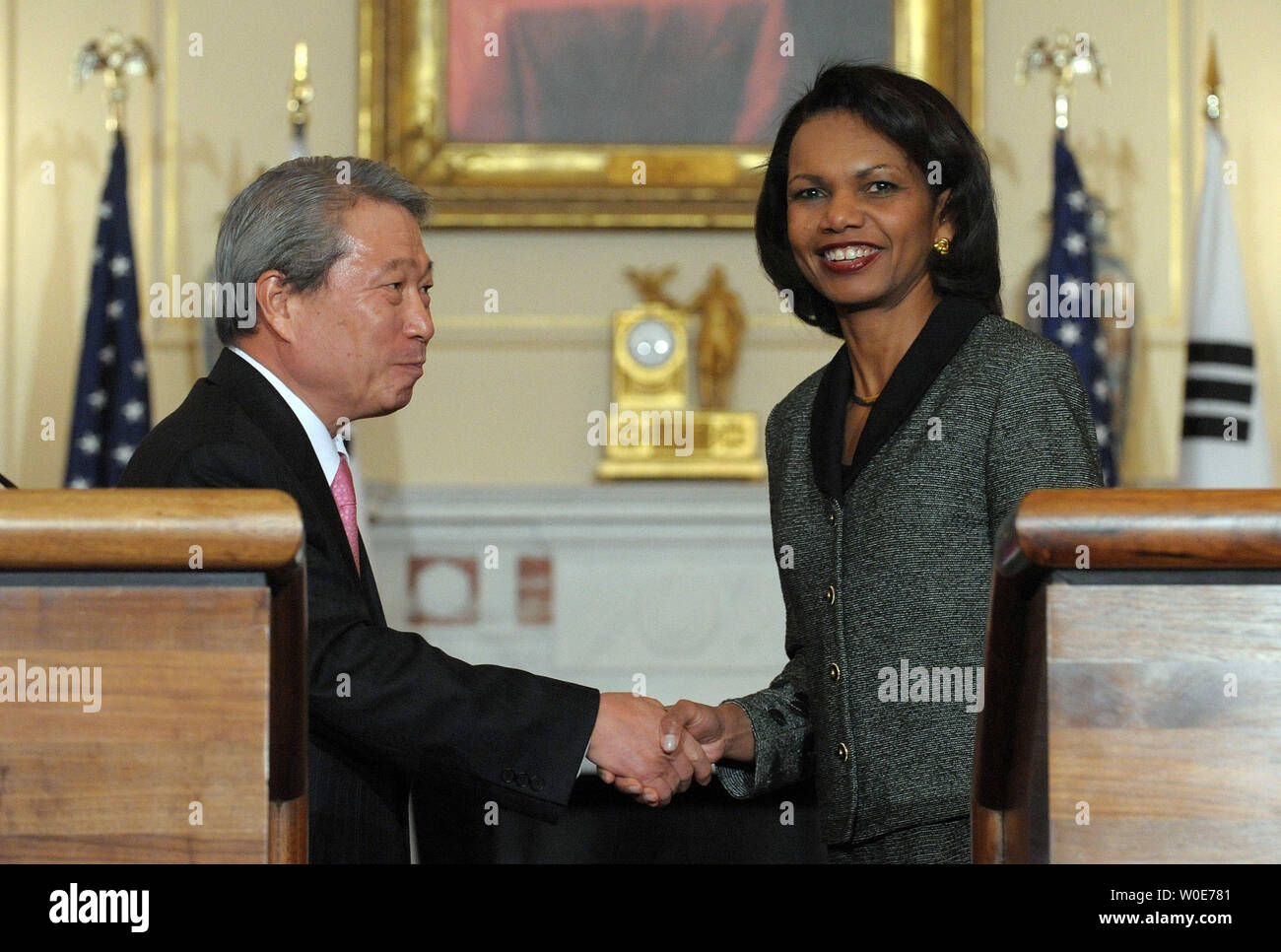 Außenministerin Condoleezza Rice schüttelt Hände mit südkoreanischen Minister für auswärtige Angelegenheiten und Handel der Yu Myung-hwan nach ihrem Treffen im State Department in Washington am 26. März 2008. (UPI Foto/Roger L. Wollenberg) Stockfoto