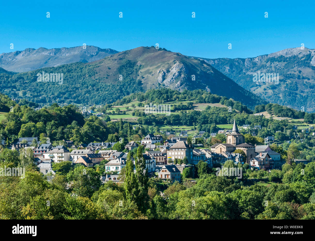 Frankreich, Pyrenäen Nationalpark, Hautes-Pyrénées, Argelès Tal, mit Blick auf die saint-savin Dorf. Stockfoto