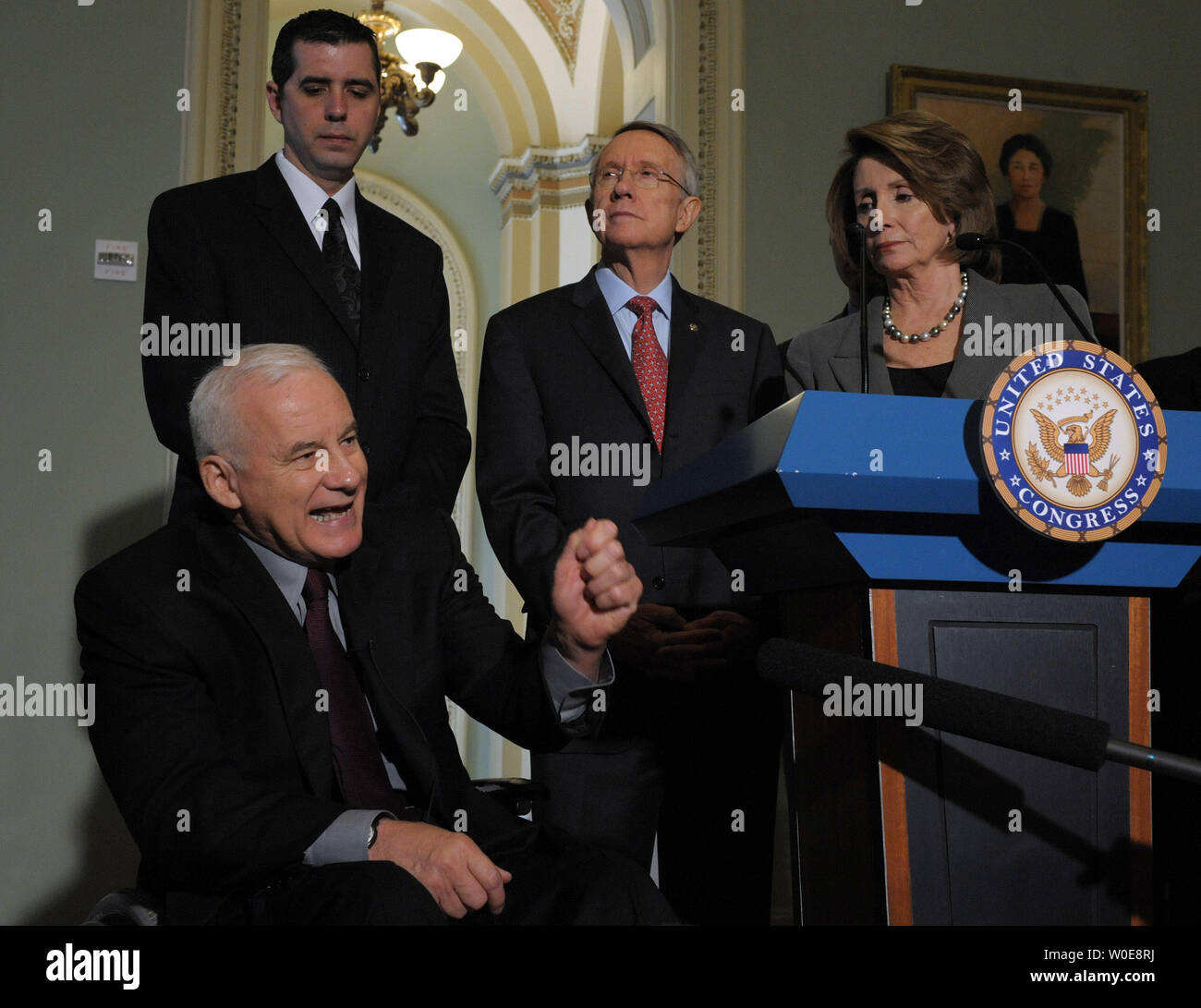 Bobby Muller, Präsident der Veteranen für Amerika, Irak Krieg veteran Brian McGough, Mehrheitsführer im Senat, Harry Reid, D-NV, und die Sprecherin des Repräsentantenhauses, Nancy Pelosi, D-CA, (L, R) in Reaktion auf US-Präsident George W. Bushs Rede heute über den Irak auf dem Capitol Hill in Washington am 10. April 2008 Pelosi und Reid wurden sehr kritisch gegenüber der Präsident der Irak Krieg Politik. (UPI Foto/Roger L. Wollenberg) Stockfoto