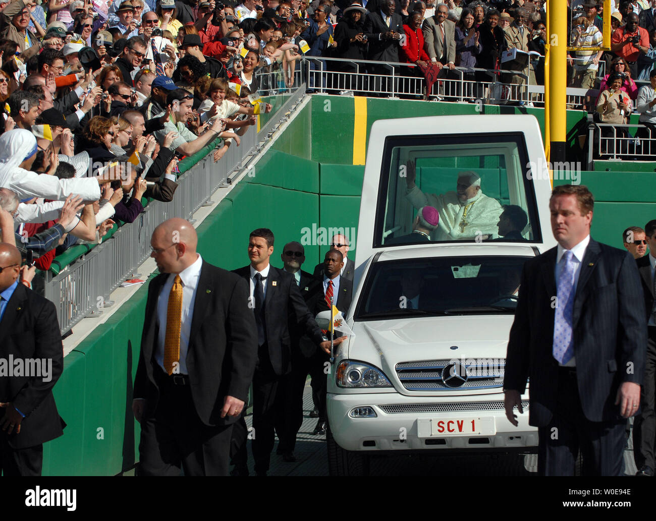 Papst Benedikt XVI kommt für die Messe in der Papst Mobile an den Angehörigen Stadion in Washington am 17. April 2008. Etwa 50.000 Menschen sind anwesend für die Masse des Papstes erwartet. (UPI Foto/Roger L. Wollenberg) Stockfoto