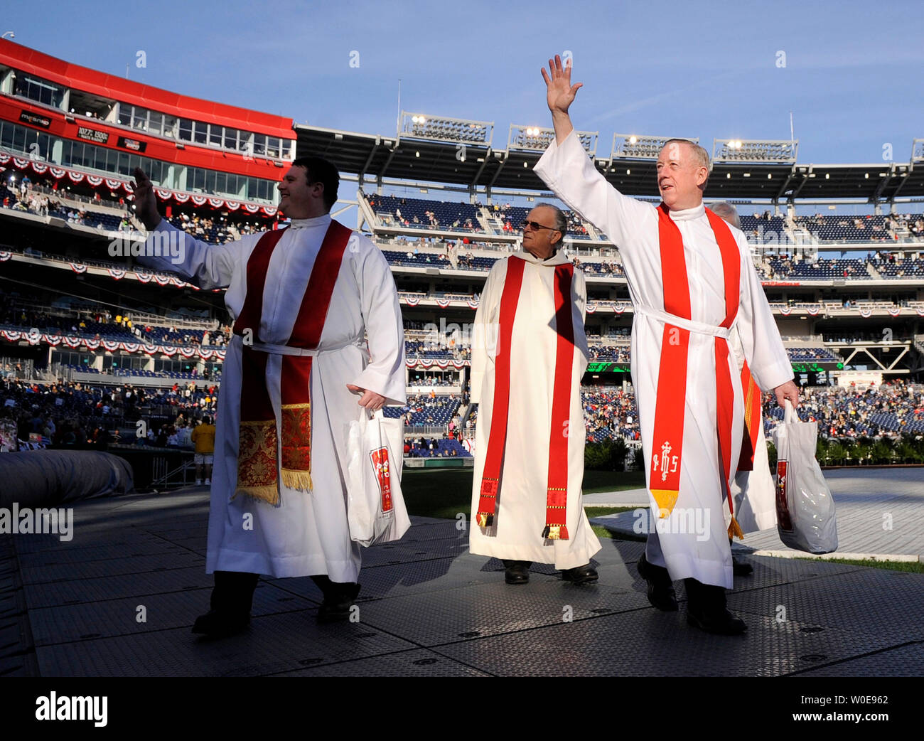 Mitglieder des römisch-katholischen Klerus ihre wurde über das infield an Nationals Park vor Papst Benedikt XVI. in Washington am 17. April 2008. Etwa 50.000 Menschen sind anwesend für die Masse des Papstes erwartet. (UPI Foto/Kevin Dietsch) Stockfoto