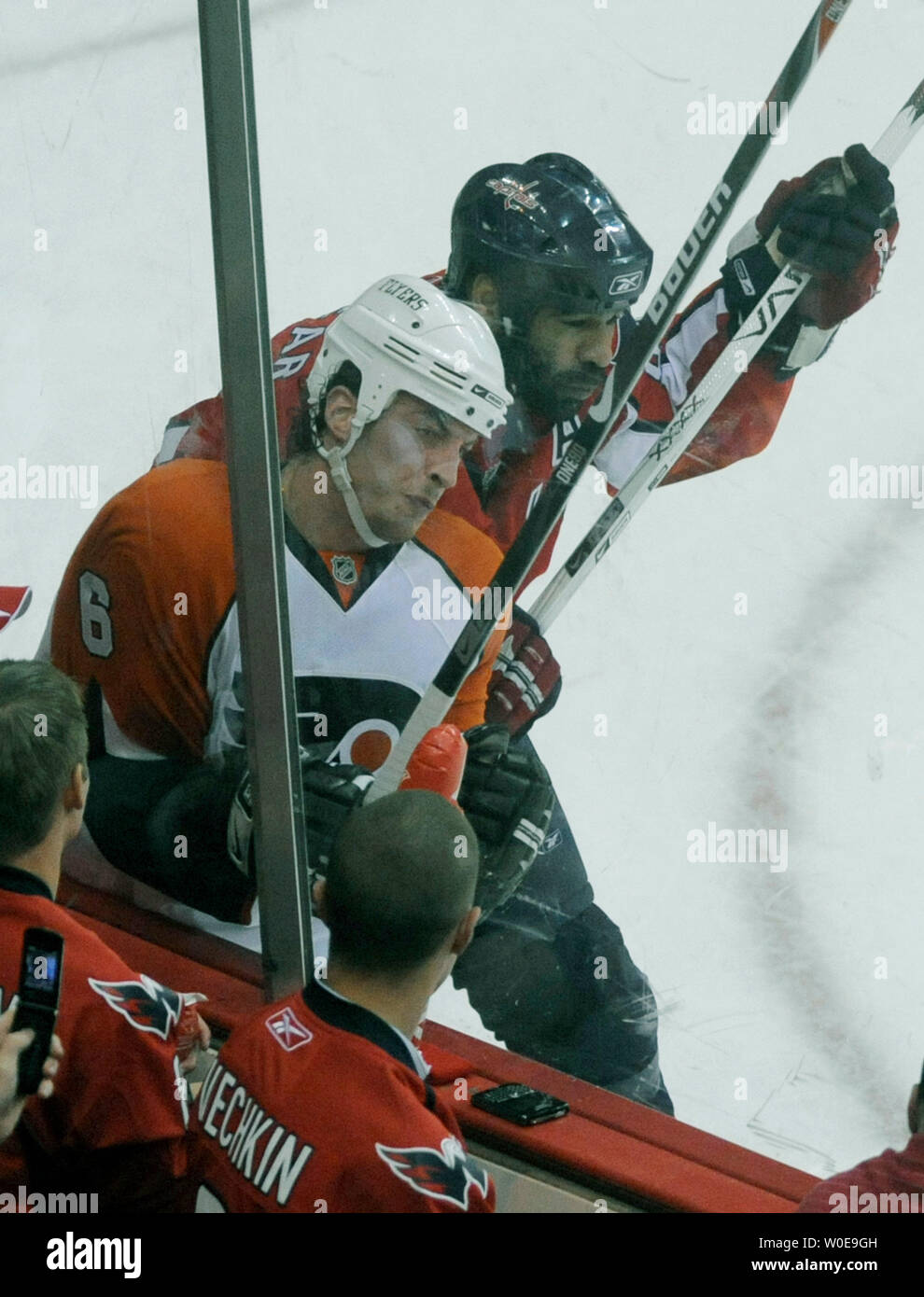 Washington Capitals' Donald Brashear (87) die Philadelphia Flyers 'Randy Jones (6) von Kanada in die Bretter in der ersten Periode von Spiel 5 der Eastern Conference Viertelfinale im Verizon Center in Washington am 19. April 2008. (UPI Foto/Kevin Dietsch) Stockfoto