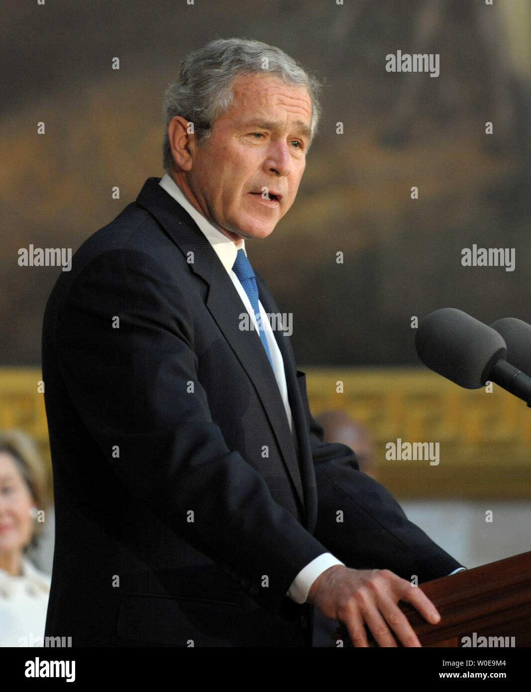 Us-Präsident George W. Bush spricht vor der Präsentation ein Congressional Gold Medal, Herzchirurg Dr. Michael Debakeys in der Rotunde des US-Kapitol in Washington am 23. April 2008. Debakeys ist mit Start der Mobile Army Surgical Hospital (M.A.S.H.) und der Perfektionierung der Herztransplantation Verfahren gutgeschrieben. (UPI Foto/Roger L. Wollenberg) Stockfoto