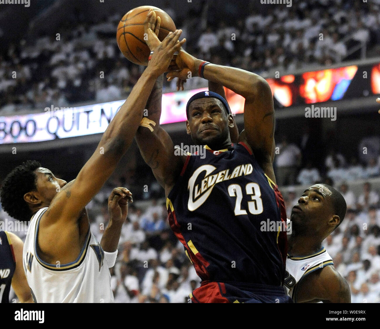 Cleveland Kavaliere' LeBron James hat die Kugel durch Washington Wizards' Roger Maurer (L) und Antawn Jamison während Spiel drei von der ersten Runde der NBA-Playoffs im Verizon Center in Washington gestreifte am 24. April 2008. Washington besiegt die Kavaliere 108-72. (UPI Foto/Kevin Dietsch) Stockfoto