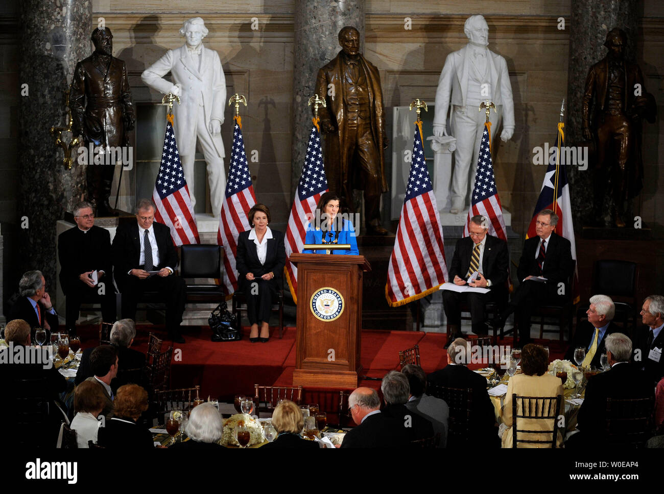 Luci Baines Johnson, die Tochter von Präsident Johnson, liefert Erläuterungen während eines Festaktes Lyndon B. Johnson's Geburtstag auf dem Capitol Hill in Washington am 21. Mai 2008 zu markieren. Johnson war auf der Bühne, von Links nach Rechts kam, Pfr. Daniel Coughlin, Präsident der Lyndon B. Johnson Stiftung Tom Johnson, Sprecher des Repräsentantenhauses Nancy Pelosi (D-CA), Mehrheitsführer im Senat, Harry Reid (D-NV) und Senat Minderheit Führer Mitch McConnell. (R-KY) (UPI Foto/Kevin Dietsch) Stockfoto