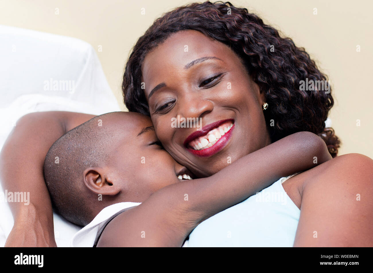 die Mutter ist stolz auf ihren Sohn wegen seiner Arbeit in der Schule. Stockfoto