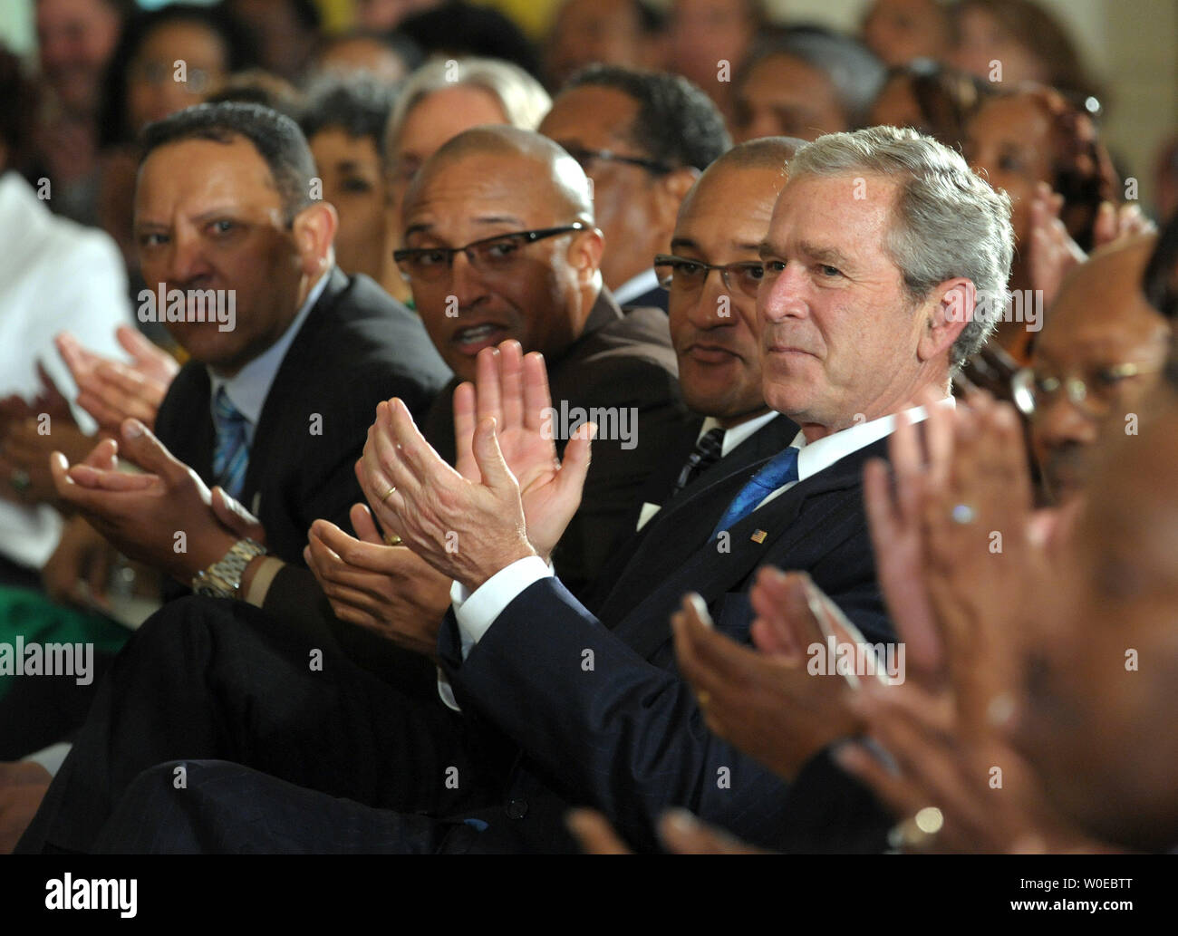 Us-Präsident George W. Bush und die Gäste Klatschen mit den Händen als Evangelium Musik ist während einer Zeremonie zu Ehren der Schwarzen Musik Monat im East Room des Weißen Hauses in Washington am 17. Juni 2008 durchgeführt. (UPI Foto/Roger L. Wollenberg) Stockfoto