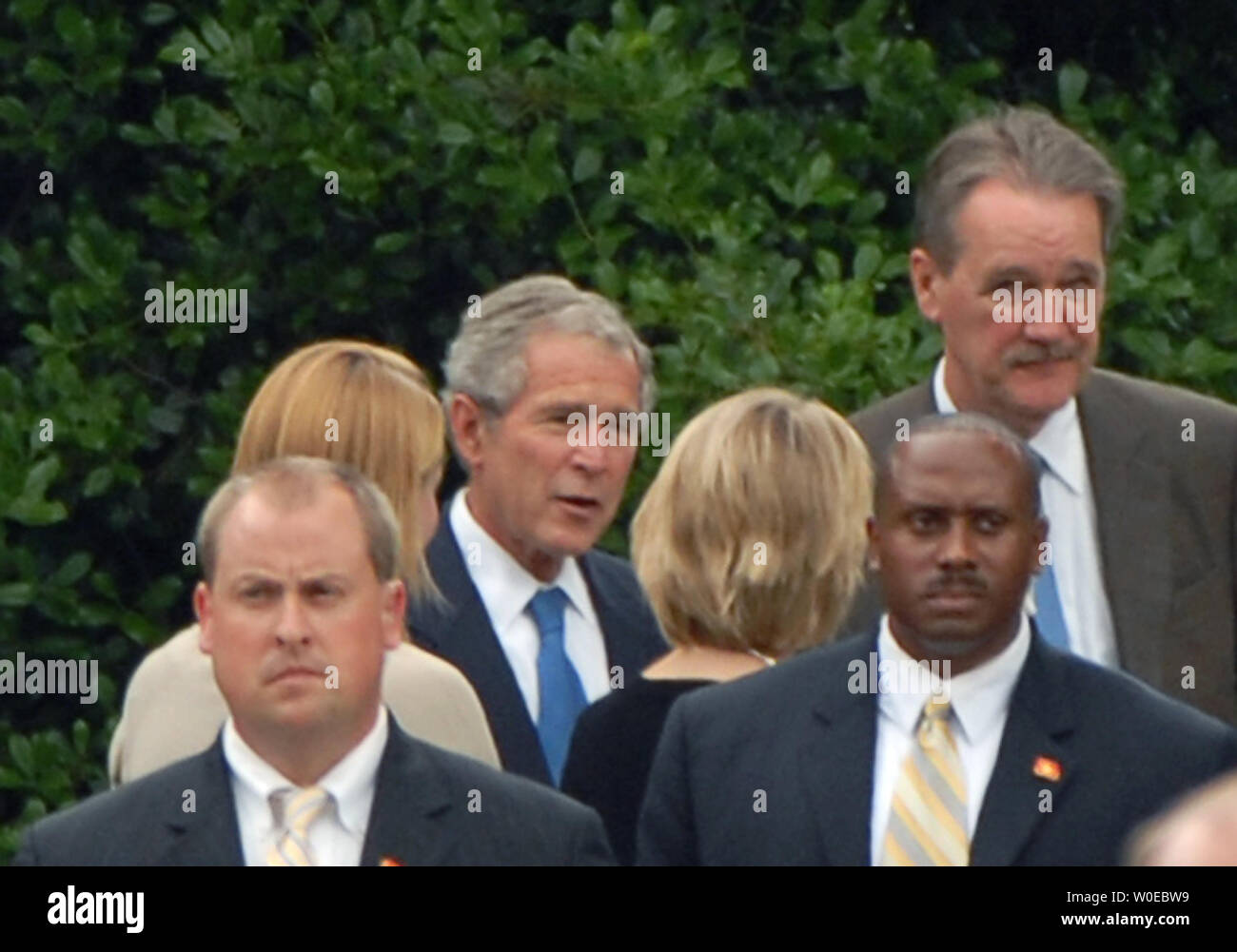 Us-Präsident George W. Bush (C) spricht mit St. Albans Direktor Vance Wilson (R) seine Frau Linda Wilson (3. R) und seine Tochter Emily Wilson (2. L) außerhalb von St. Albans Schule in der Öffentlichkeit wecken für ehemalige NBC News Bureau Chief und Moderator von "Meet the Press" Tim Russert in Washington am 17. Juni 2008. Russert's Sohn, Lukas, verbrachte 13 Jahre an der Kathedrale, Teilnahme an beiden St. Albans Schule und Beauvoir, die National Cathedral Volksschule, und 2004 graduierte. Tim Russert abgegeben, und der Beginn der St. Albans Klasse von 2004. (UPI Foto/Alexis C Glenn) Stockfoto