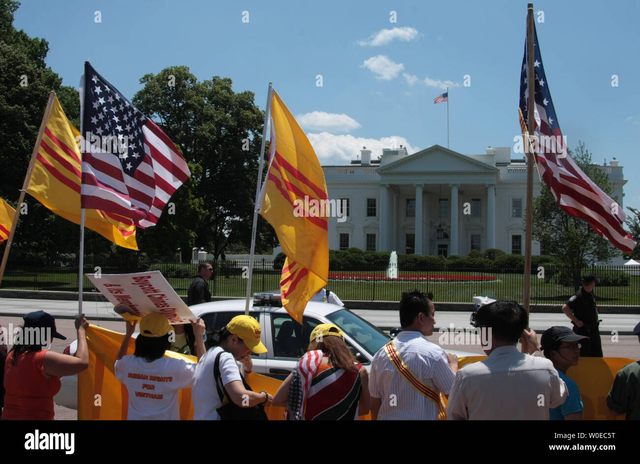 Die Demonstranten versammeln sich vor dem Weißen Haus, von der vietnamesischen Regierung Politik während der vietnamesische Premierminister Nguyen Tan Dung's Besuch bei US-Präsident George W. Bush in Washington am 24. Juni 2008 zu protestieren. (UPI Foto/Jack Hohman) Stockfoto
