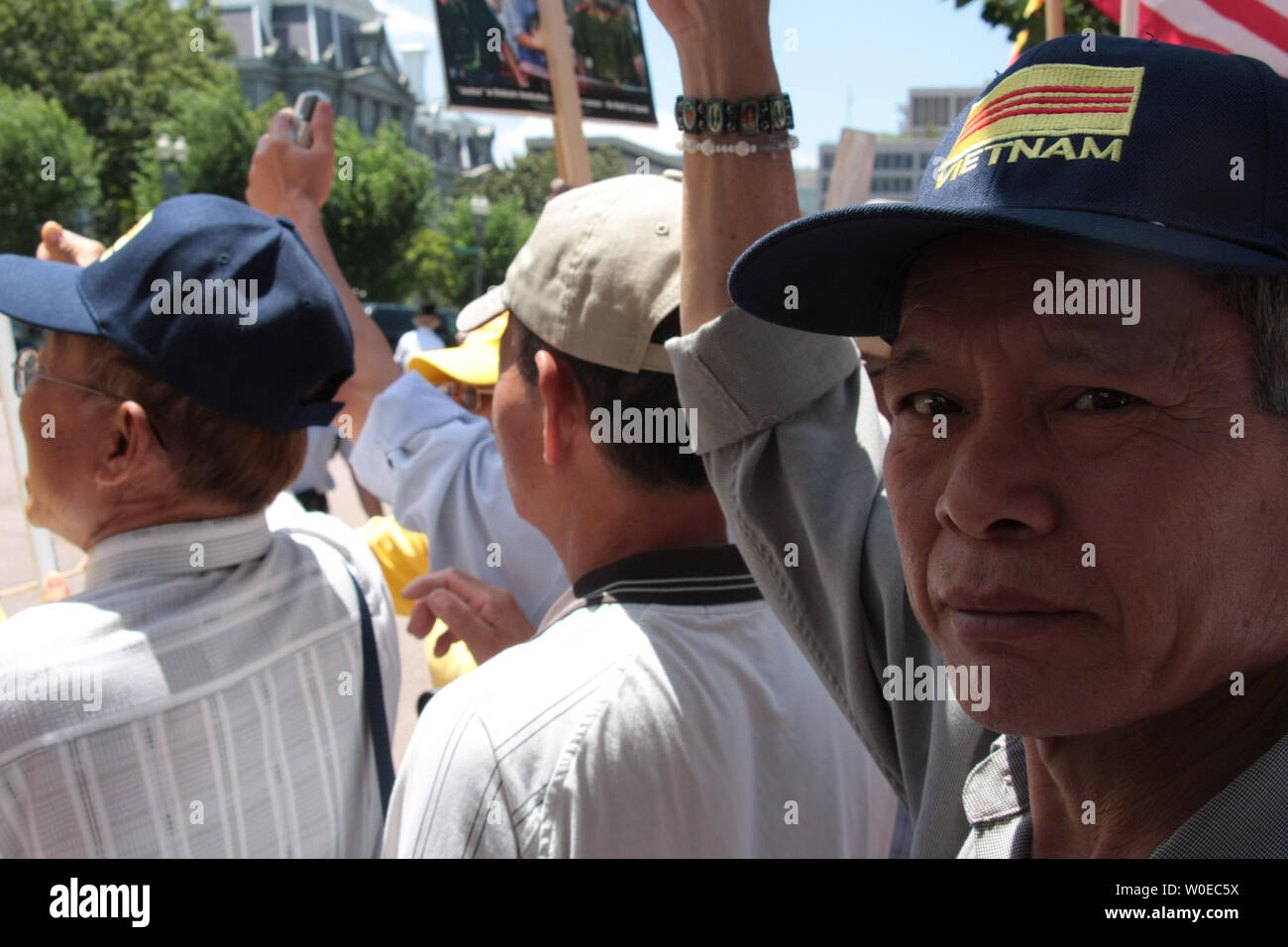 Die Demonstranten versammeln sich vor dem Weißen Haus, von der vietnamesischen Regierung Politik während der vietnamesische Premierminister Nguyen Tan Dung's Besuch bei US-Präsident George W. Bush in Washington am 24. Juni 2008 zu protestieren. (UPI Foto/Jack Hohman) Stockfoto