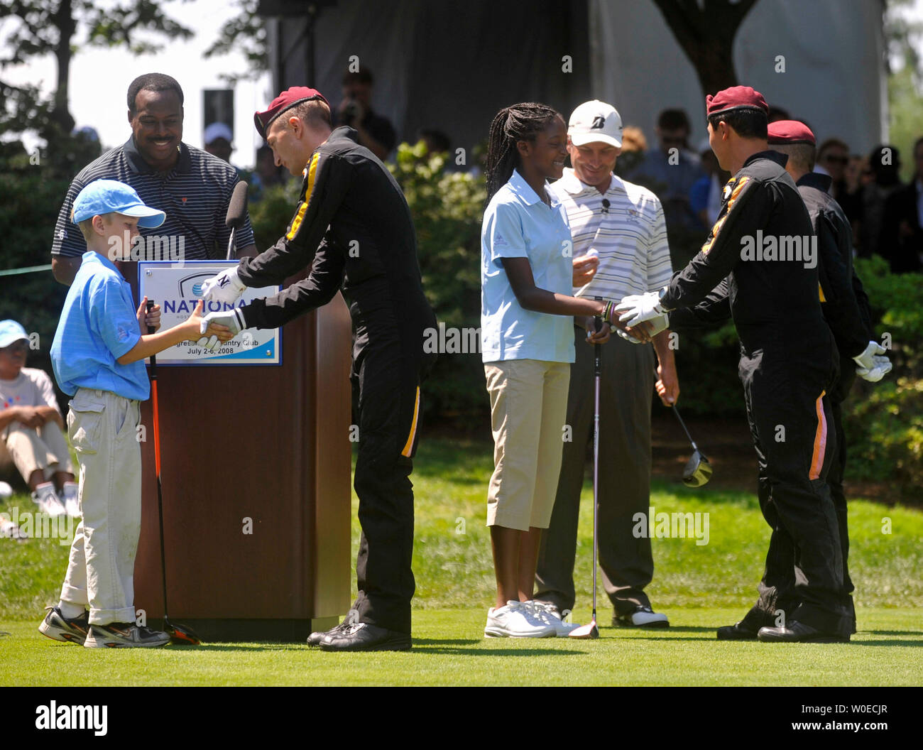 Fred Paare (2 nd-R), Maggie Rollins (3rd-R) und Jeff Dahl (L) erhalten zeremonielles Golf Bälle von Mitgliedern der Screaming Eagle Fallschirm Team vor dem Schlagen der zeremoniellen ersten Antrieb aus der 1 T-Stück Kasten während der Eröffnungsfeier der AT&T National durch Tiger Woods am Congressional Country Club in Potomac, Maryland am 2. Juli 2008 veranstaltet. (UPI Foto/Kevin Dietsch) Stockfoto