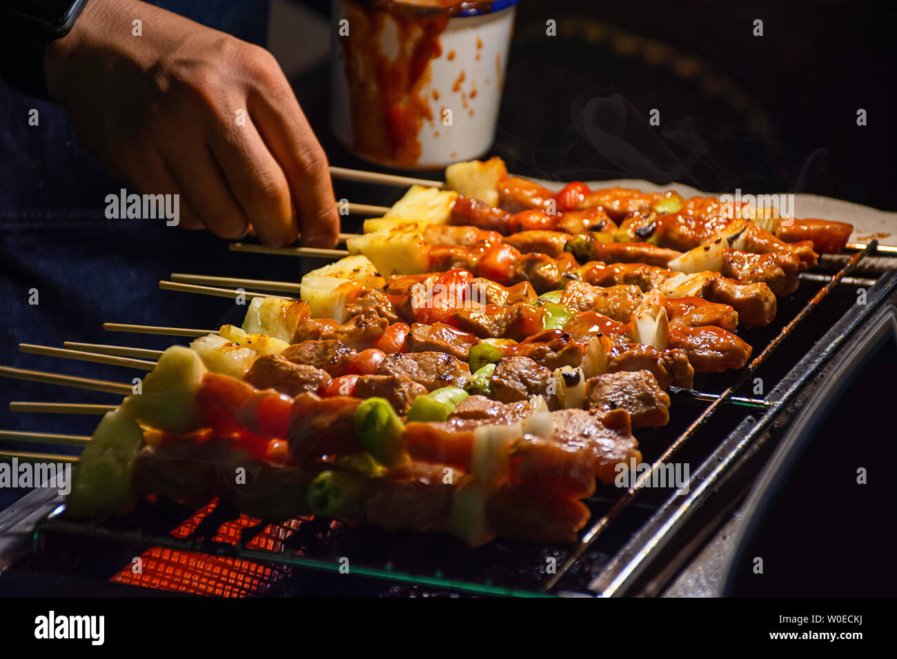 BBQ Gegrilltes Fleisch mit Gemüse und Tomatensauce auf den Stahl Gitter mit der Hitze. Stockfoto