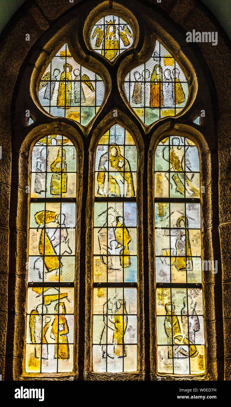 Frankreich, Bretagne, Trévignon, Saint-Philibert Kapelle in einem Land der "Pierres debout" (Hütten aus stehenden Steinen), Glasfenster mit Abbildungen des täglichen Lebens Stockfoto