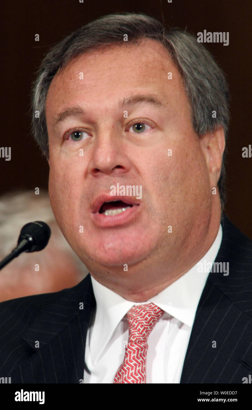 Jeffrey Kindler, Vorsitzender und CEO der Pharmakonzern Pfizer Inc., bezeugt vor dem Finanzausschuss des Senats über die Bedeutung des Schutzes der Rechte an geistigem Eigentum in Washington am 15. Juli 2008. (UPI Foto/Jack Hohman) Stockfoto