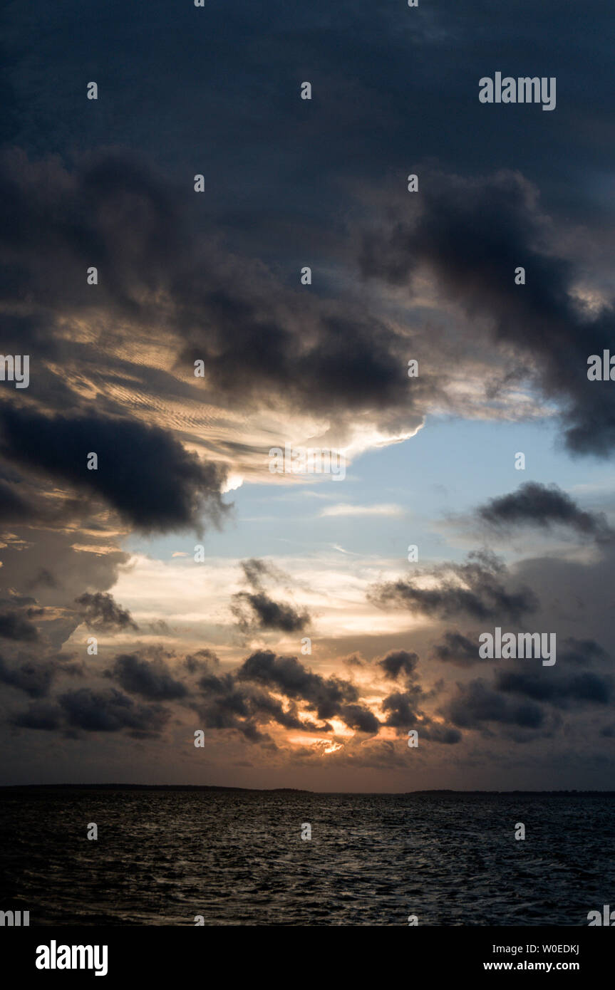 Am frühen Abend tropischer Sturm Wolken über dem Sandy Straits auf Fraser Island vor der Küste von Queensland in Australien. Fraser Island ist eine Wo Stockfoto