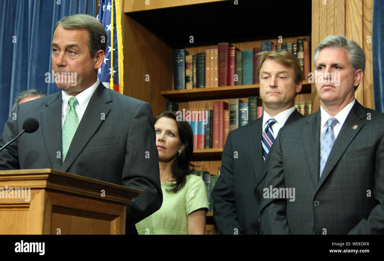 Haus-minorität-Führer John Boehner (R-OH) spricht über die jüngsten Tour durch die Republikaner im Repräsentantenhaus des National Renewable Energy Laboratory in Golden, Colorado, Alaskas Prudhoe Bay und arktischen Küstenebene, in Washington am 22. Juli 2008. Hinter ihm sind von links nach rechts Rep. Michele Bachmann (R-MN), Rep. Dekan Heller (R-NV) und Rep. Kevin McCarthy (R-CA). (UPI Foto/Jack Hohman) Stockfoto