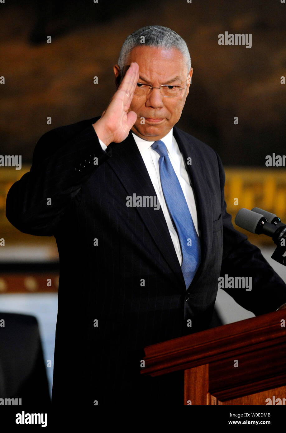 Der frühere Außenminister General Colin Powell begrüßt Mitglieder der 24 Infanterie Regiment, das Buffalo Soldaten, wie er liefert Erläuterungen während einer Zeremonie zum Gedenken an den 60. Jahrestag der Integration der US-Streitkräfte im US-Kapitol in Washington am 23. Juli 2008. (UPI Foto/Kevin Dietsch) Stockfoto