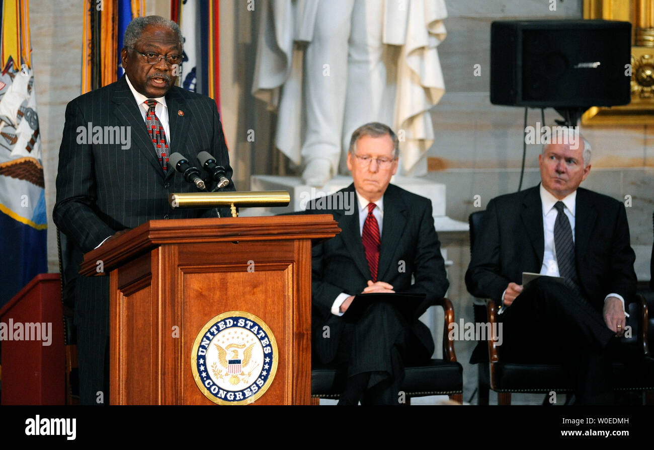 Haus Majorität Peitsche James Clyburn (L) (D-SC) liefert Erläuterungen zu einer Zeremonie zum Gedenken an den 60. Jahrestag der Integration der US-Streitkräfte im US-Kapitol in Washington am 23. Juli 2008. Senat Minderheit Führer Mitch McConnell (R-KY) (2nd-R) und Verteidigungsminister Robert Gates Watch auf. (UPI Foto/Kevin Dietsch) Stockfoto