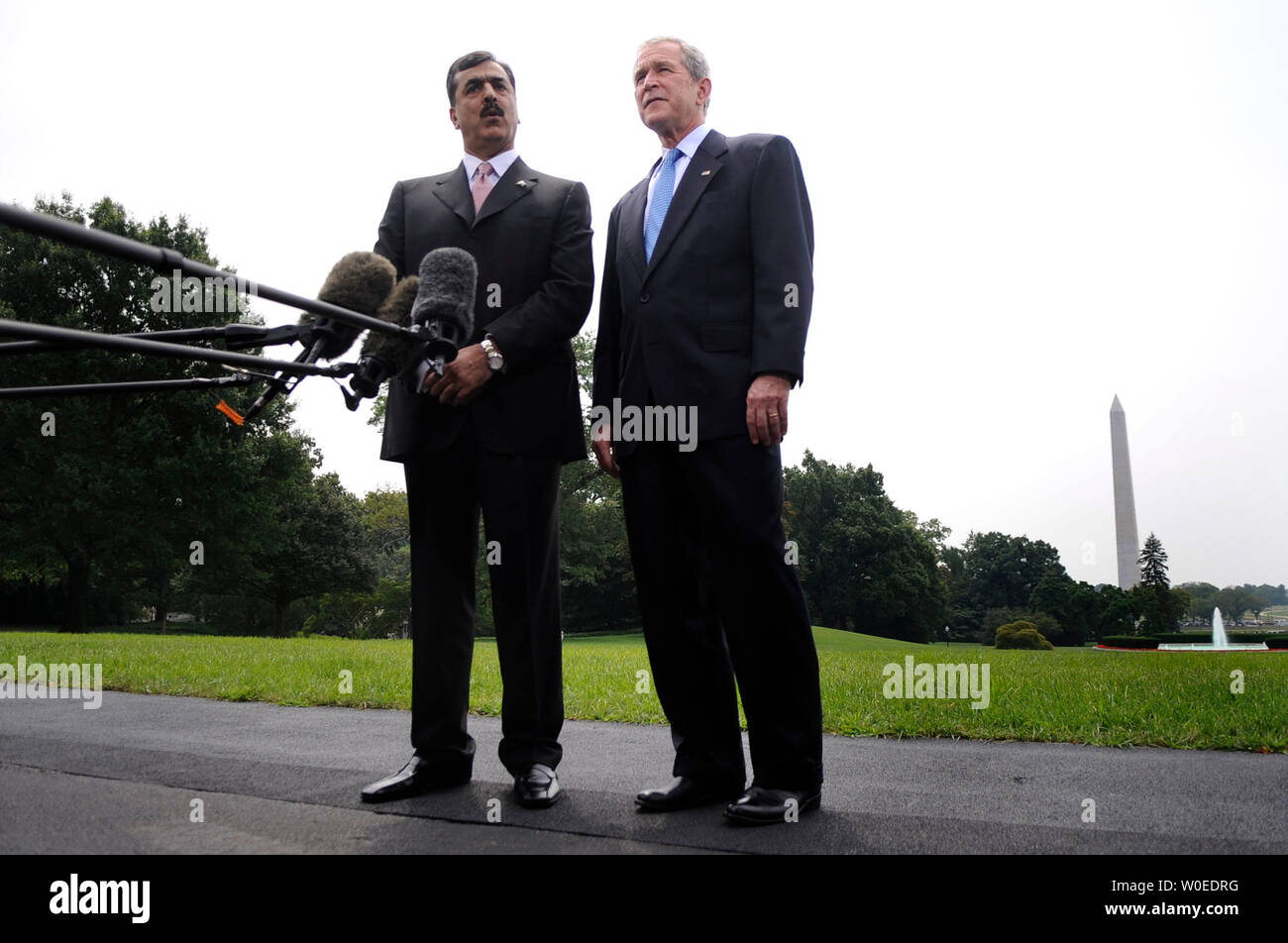 Premierminister von Pakistan Syed Yousuf Raza Gilani (L) liefert Erläuterungen neben der US-Präsident George W. Bush nach ihrer Sitzung auf dem Südrasen des Weißen Hauses in Washington am 28. Juli 2008. (UPI Foto/Kevin Dietsch) Stockfoto