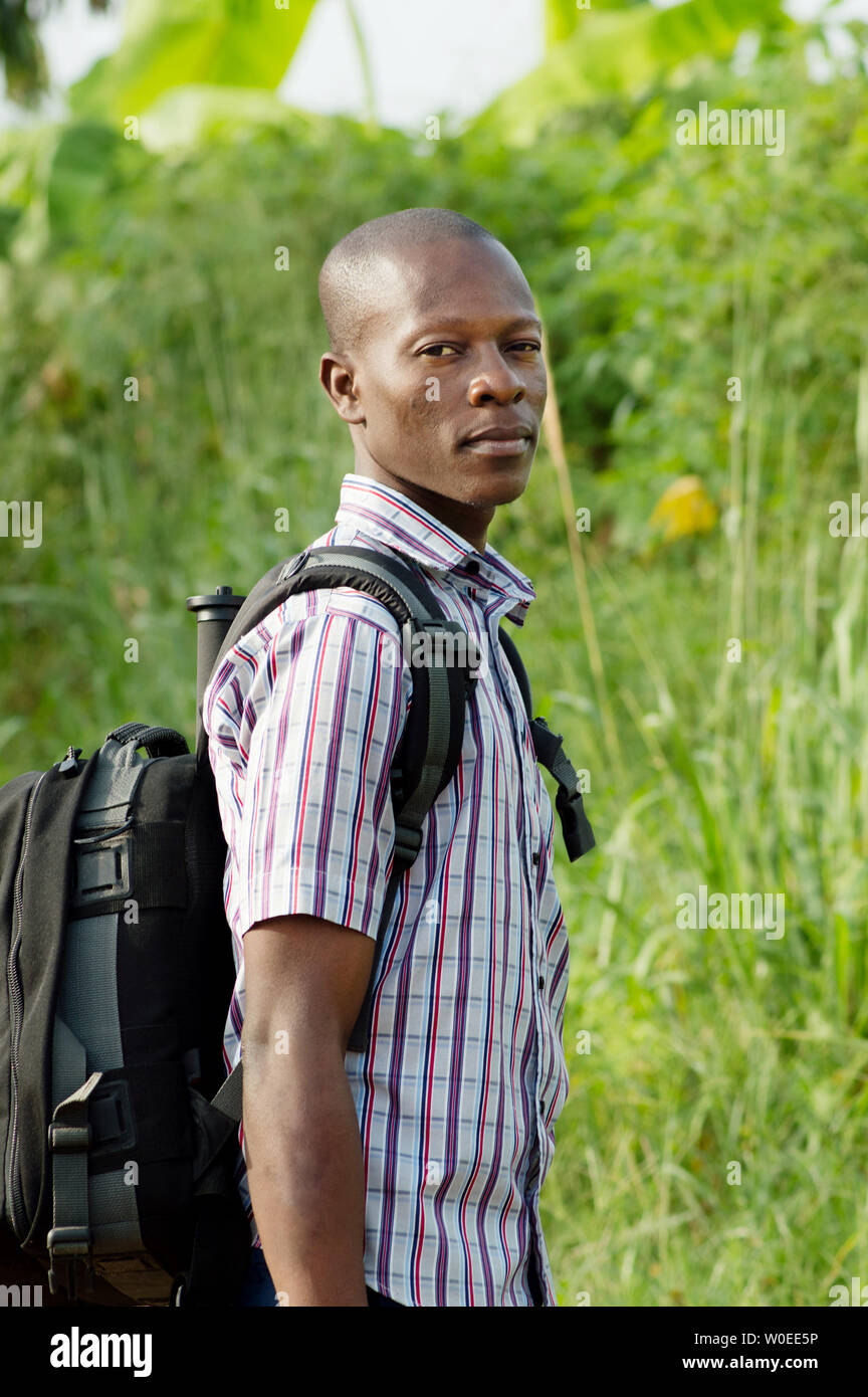 Dieser junge Mann zu Fuß in den Busch, ist die Fastenzeit eine Pose. Stockfoto