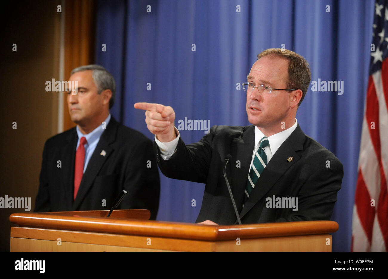 Jeffrey Taylor (R), US-Staatsanwalt für den Distrikt von Columbia, spricht neben Joseph Persichini jr., Assistant Director, FBI Washington Field Office, während einer Pressekonferenz die Freigabe der Absolvent jury Dokumente über den milzbrand Mailings von 2001 an der Justiz in Washington am 6. August 2008. Bruce Edwards Ivins, Leitung verdächtigen des FBI im Falle Selbstmord in der vergangenen Woche als Ermittler bereiteten ihm mit Mord im Zusammenhang mit den Anschlägen zu berechnen. Taylor sagte, die Gerechtigkeit Ausschlussverfahren hatte genug Beweise Ivins schuldig über jeden vernünftigen Zweifel erhaben zu finden. (UPI Stockfoto