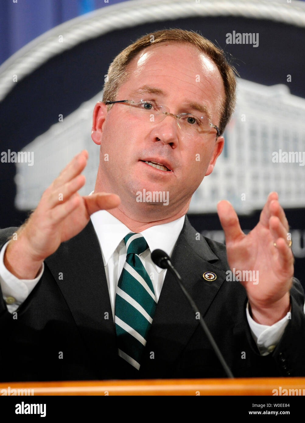 Jeffrey Taylor, US-Staatsanwalt für den Distrikt von Columbia, spricht während einer Pressekonferenz die Freigabe der Absolvent jury Dokumente über den milzbrand Mailings von 2001 an der Justiz in Washington am 6. August 2008. Bruce Edwards Ivins, Leitung verdächtigen des FBI im Falle Selbstmord in der vergangenen Woche als Ermittler bereiteten ihm mit Mord im Zusammenhang mit den Anschlägen zu berechnen. Taylor sagte, die Gerechtigkeit Ausschlussverfahren hatte genug Beweise Ivins schuldig über jeden vernünftigen Zweifel erhaben zu finden. (UPI Foto/Kevin Dietsch) Stockfoto